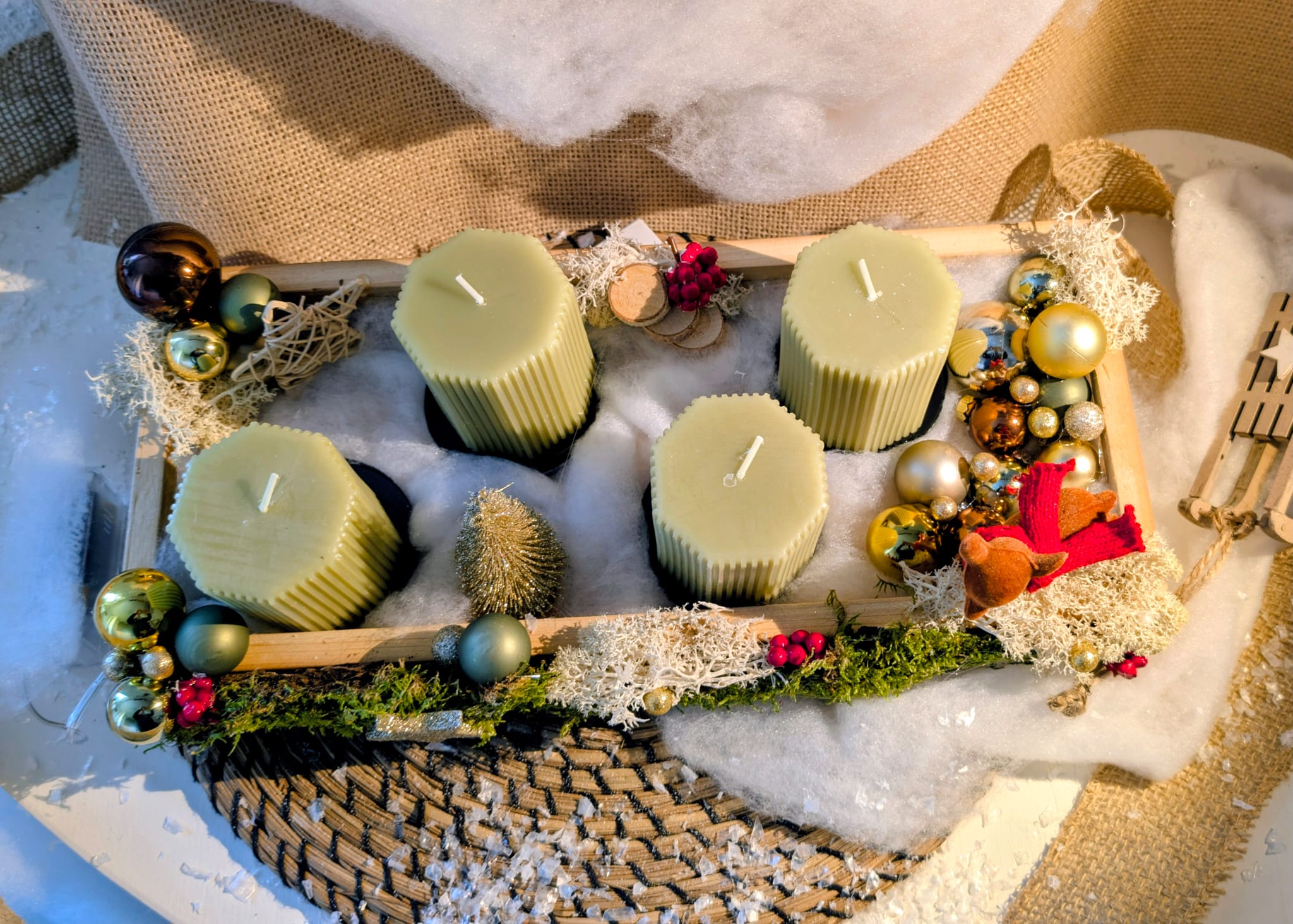 Adventsgesteck auf Holztablett mit LED-Lichterkette und 4 mintgrünen Kerzen
