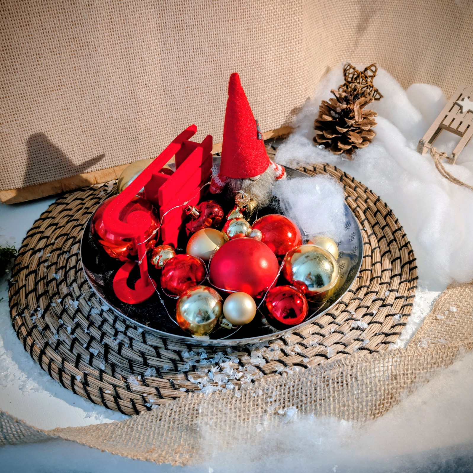 Christmas-Deko im klassischen Rot auf einem runden Metalltablett