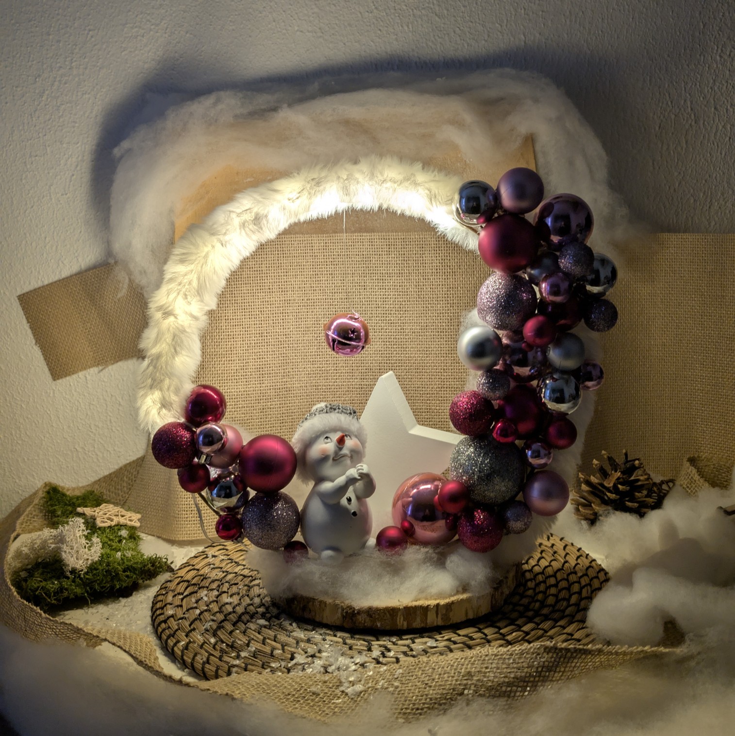 Christmas-Loop stylisch und beleuchtet auf Holzscheibe 