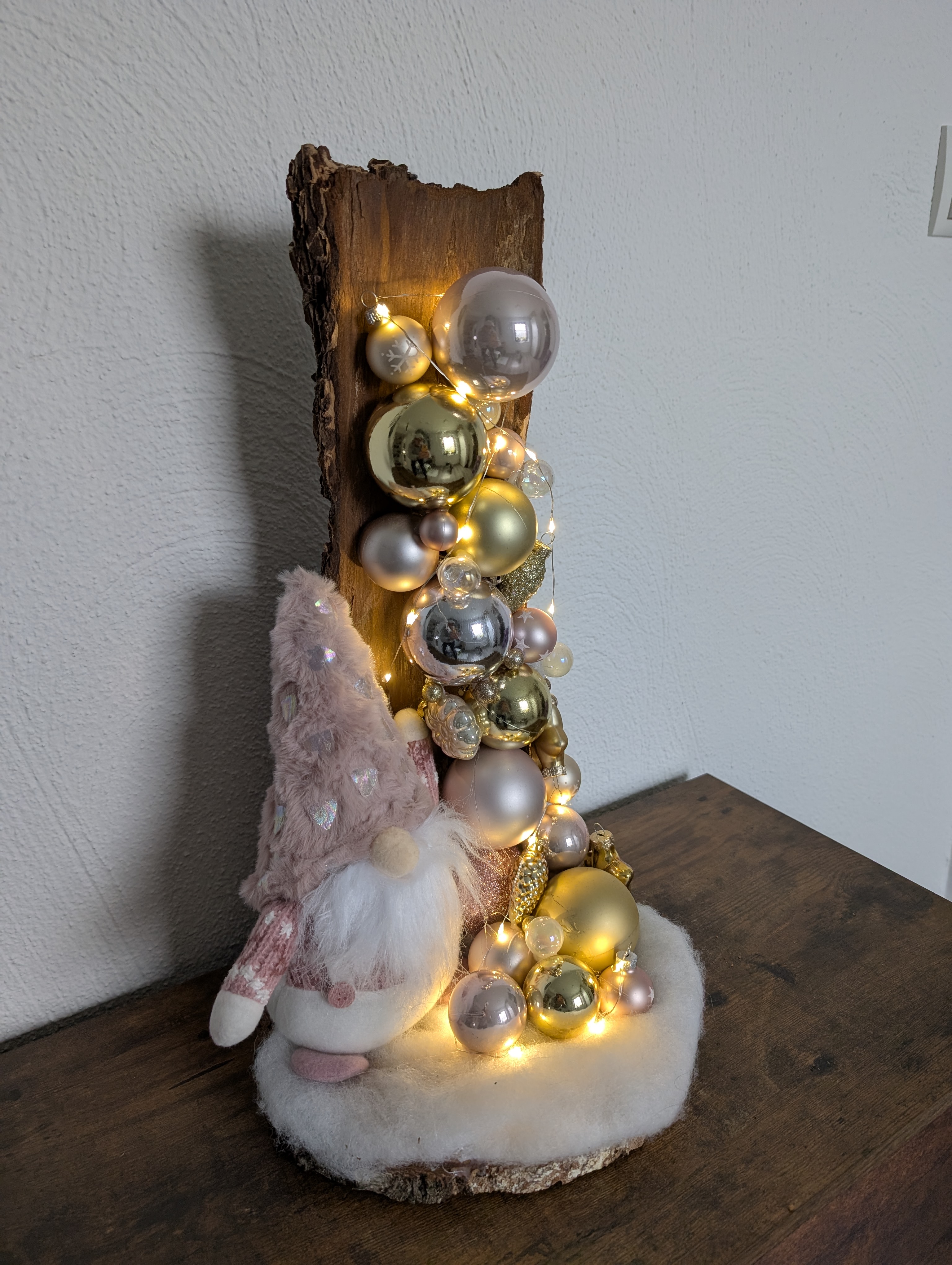 Weihnachtsdeko - Adventzeit - Dekorierte Baumrinde - LED Lichterkette