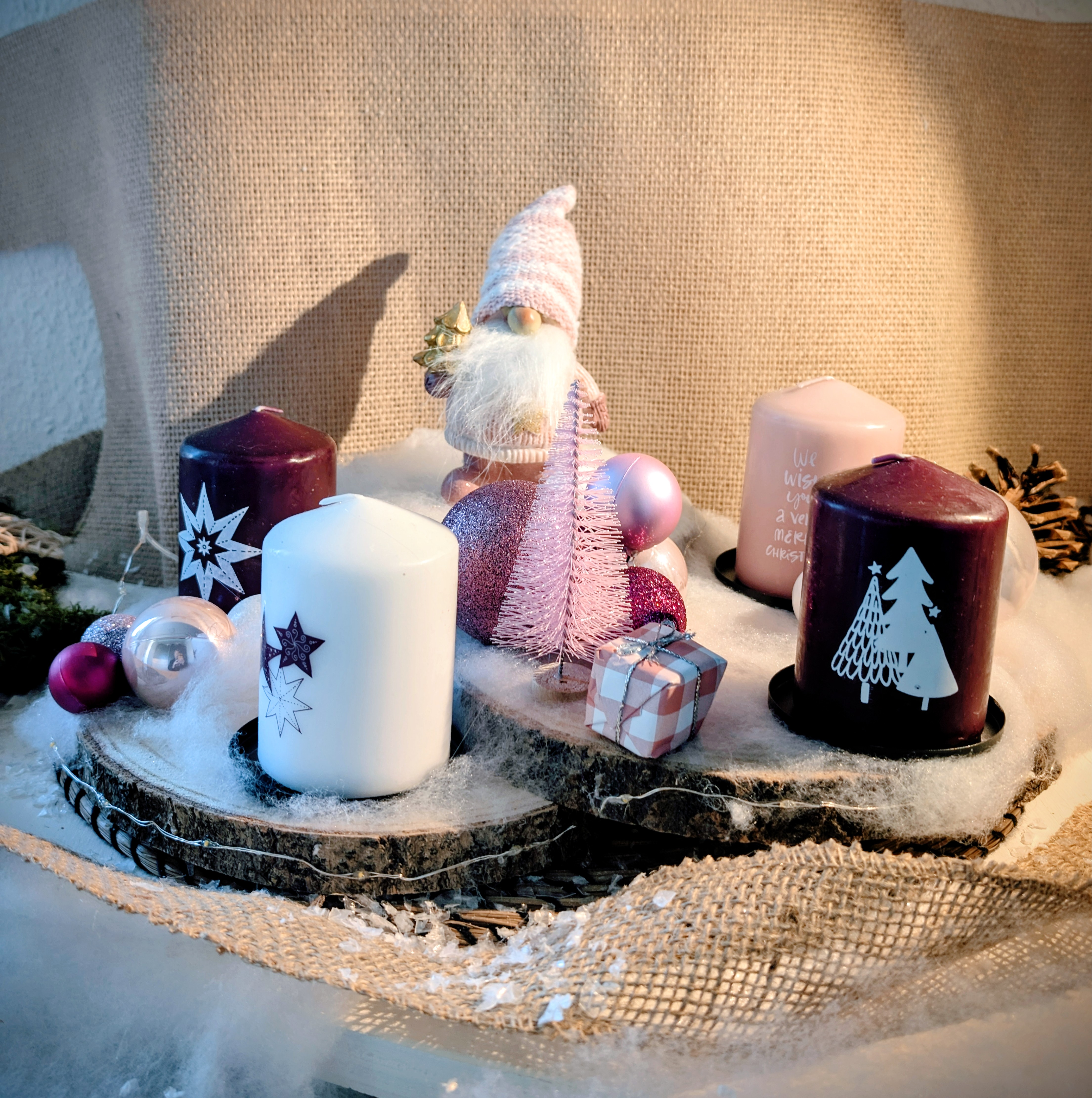 Adventsgesteck auf zwei Baumscheiben 