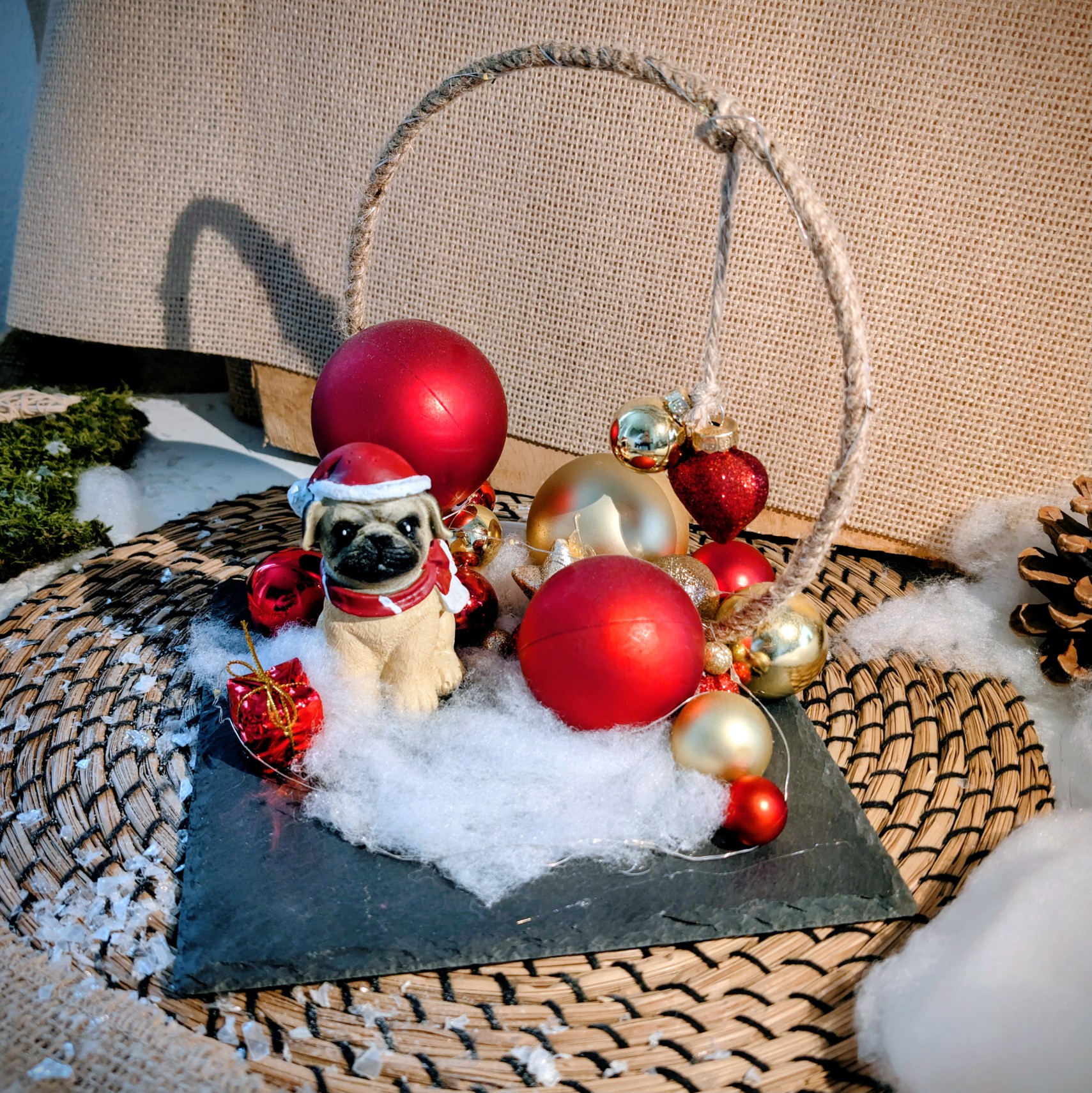 Dog-Christmas-Loop liebevoll und beleuchtet auf Schieferplatte