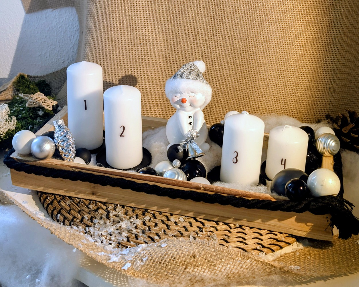 Adventsgesteck auf Holztablett mit LED-Lichterkette und 4 weißen Kerzen 