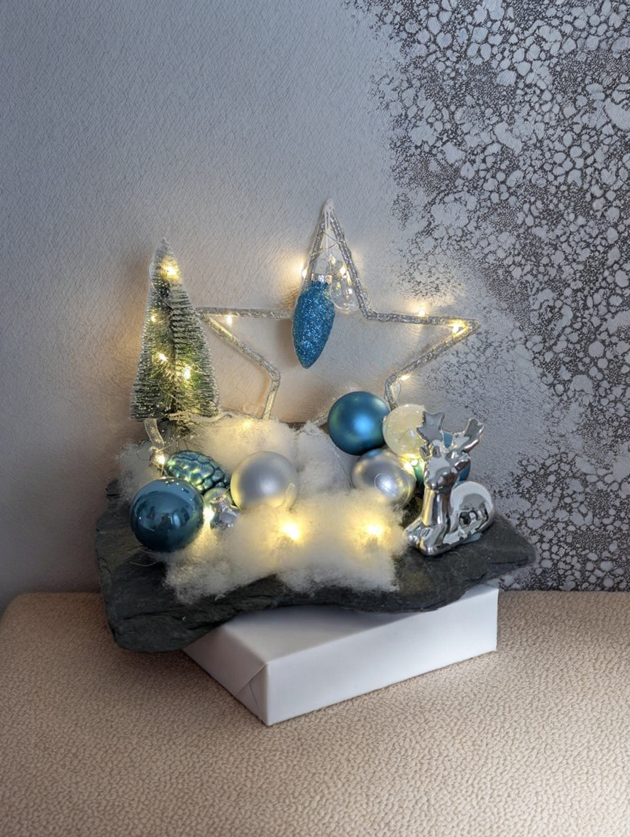 Weihnachtsdeko in Petrol auf einer Eifel-Schieferplatte mit LED-Lichterkette - Stern beleuchtet - Kugeln - Geschenk - Tischdeko