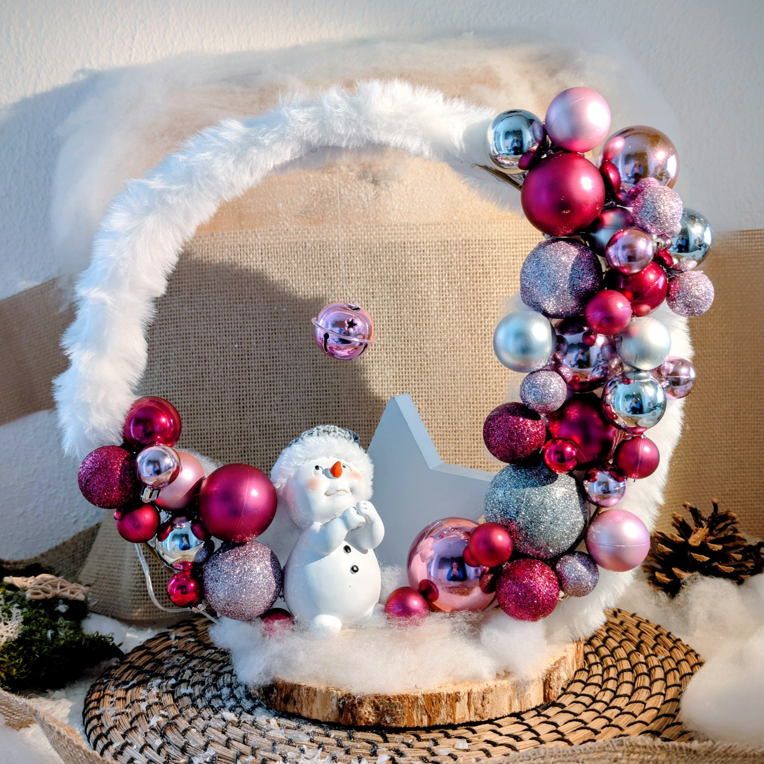 Christmas-Loop stylisch und beleuchtet auf Holzscheibe 