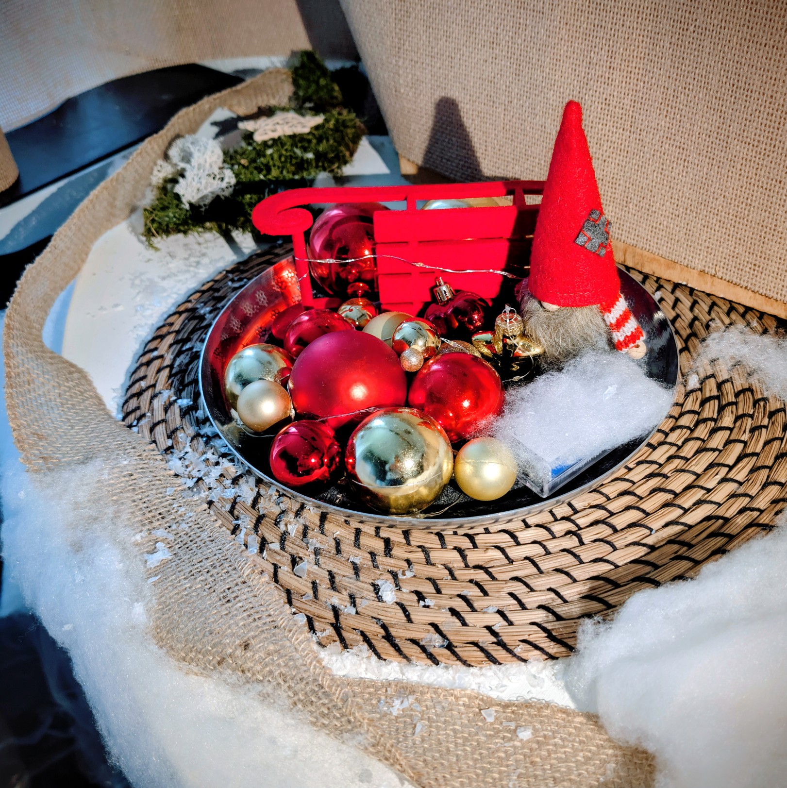 Christmas-Deko im klassischen Rot auf einem runden Metalltablett