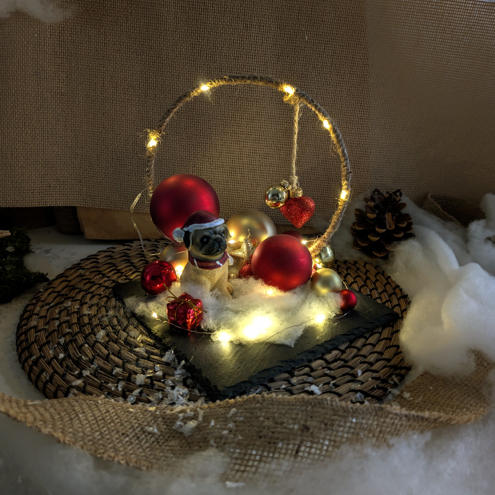 Dog-Christmas-Loop liebevoll und beleuchtet auf Schieferplatte