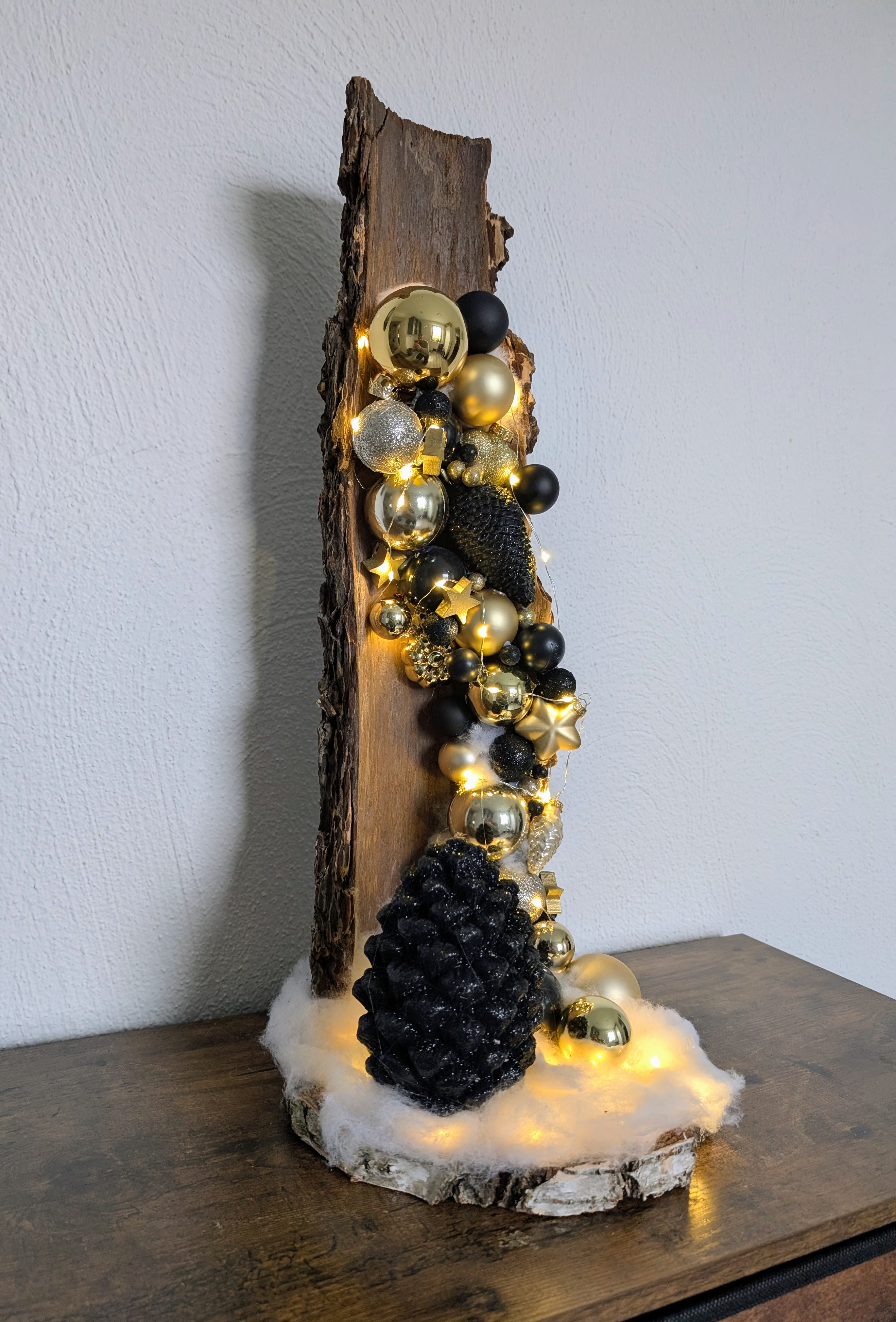 Weihnachtsdeko - Adventzeit - Dekorierte Baumrinde - LED Lichterkette