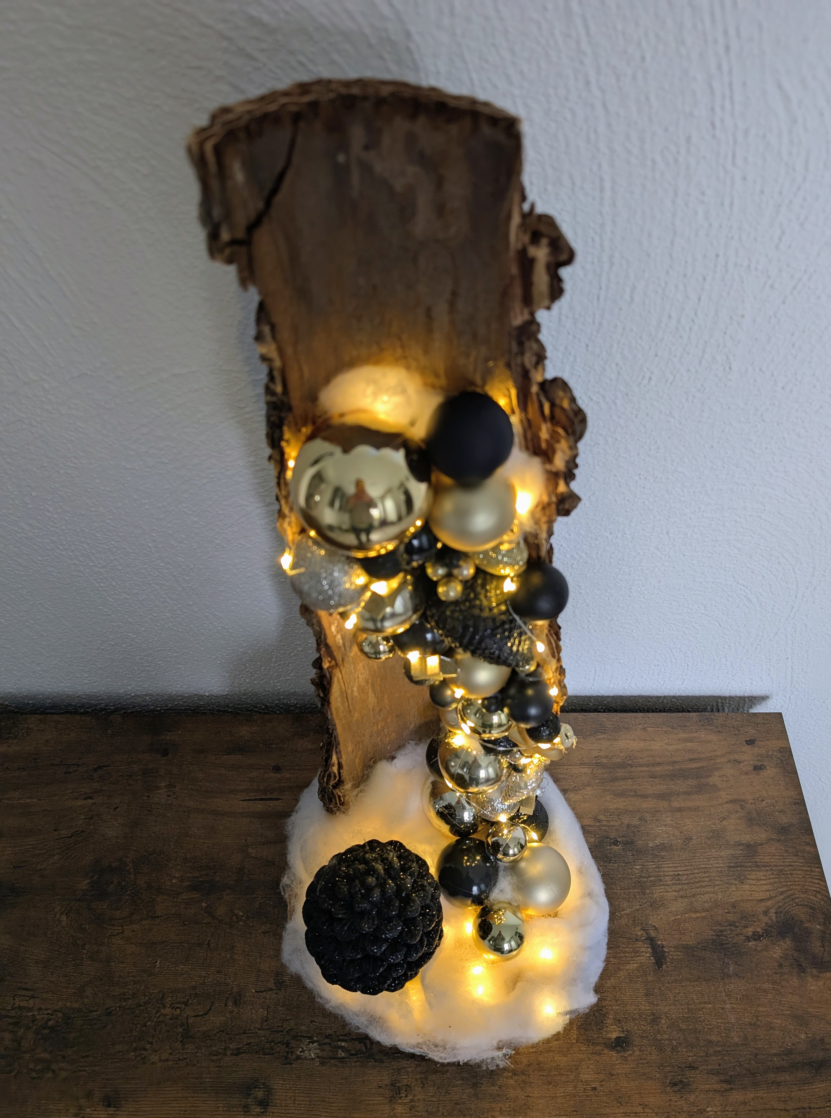 Weihnachtsdeko - Adventzeit - Dekorierte Baumrinde - LED Lichterkette