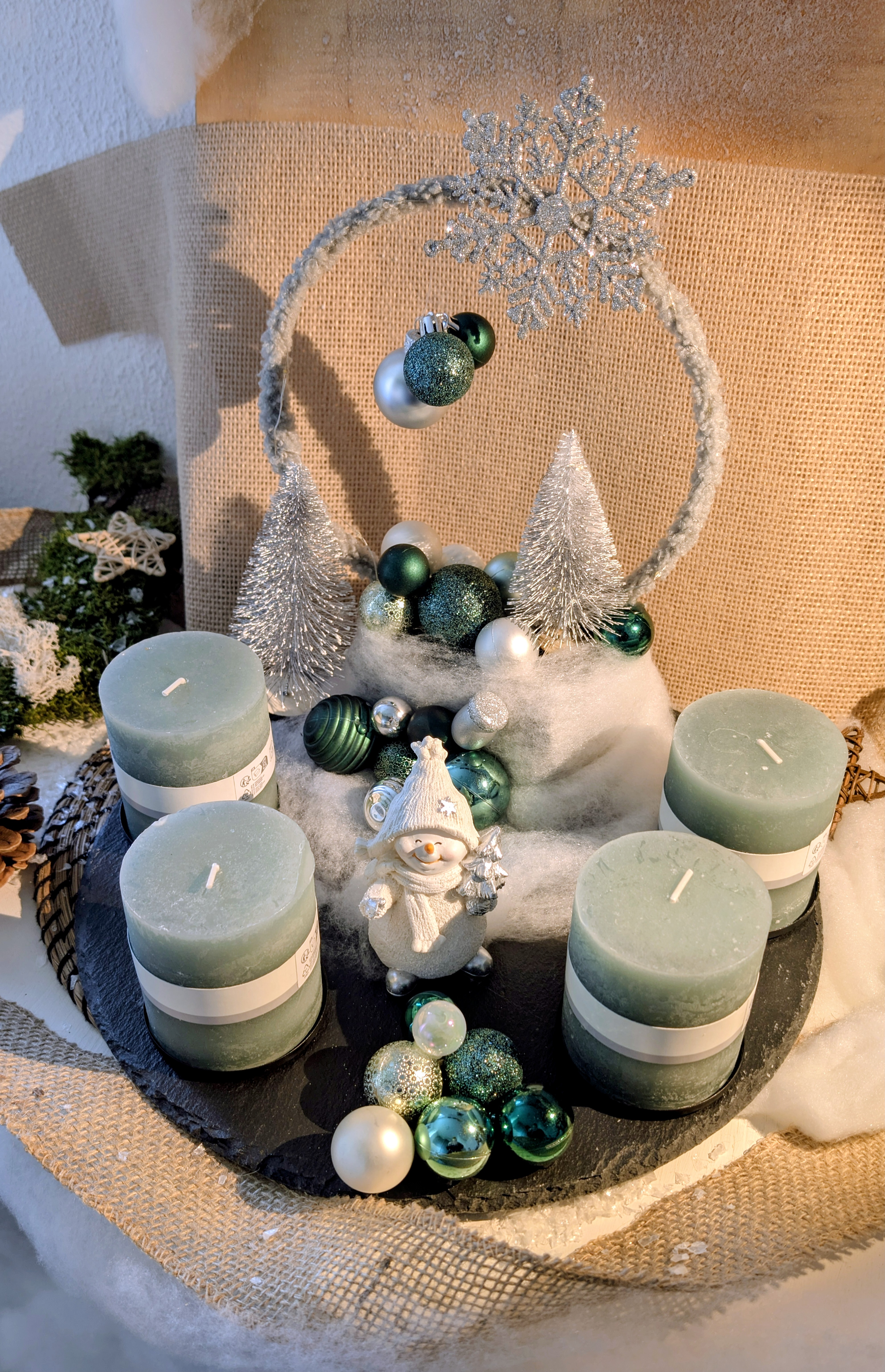 Adventsgesteck auf Schieferplatte - Loop mit LED-Lichterkette und 4 Kerzen