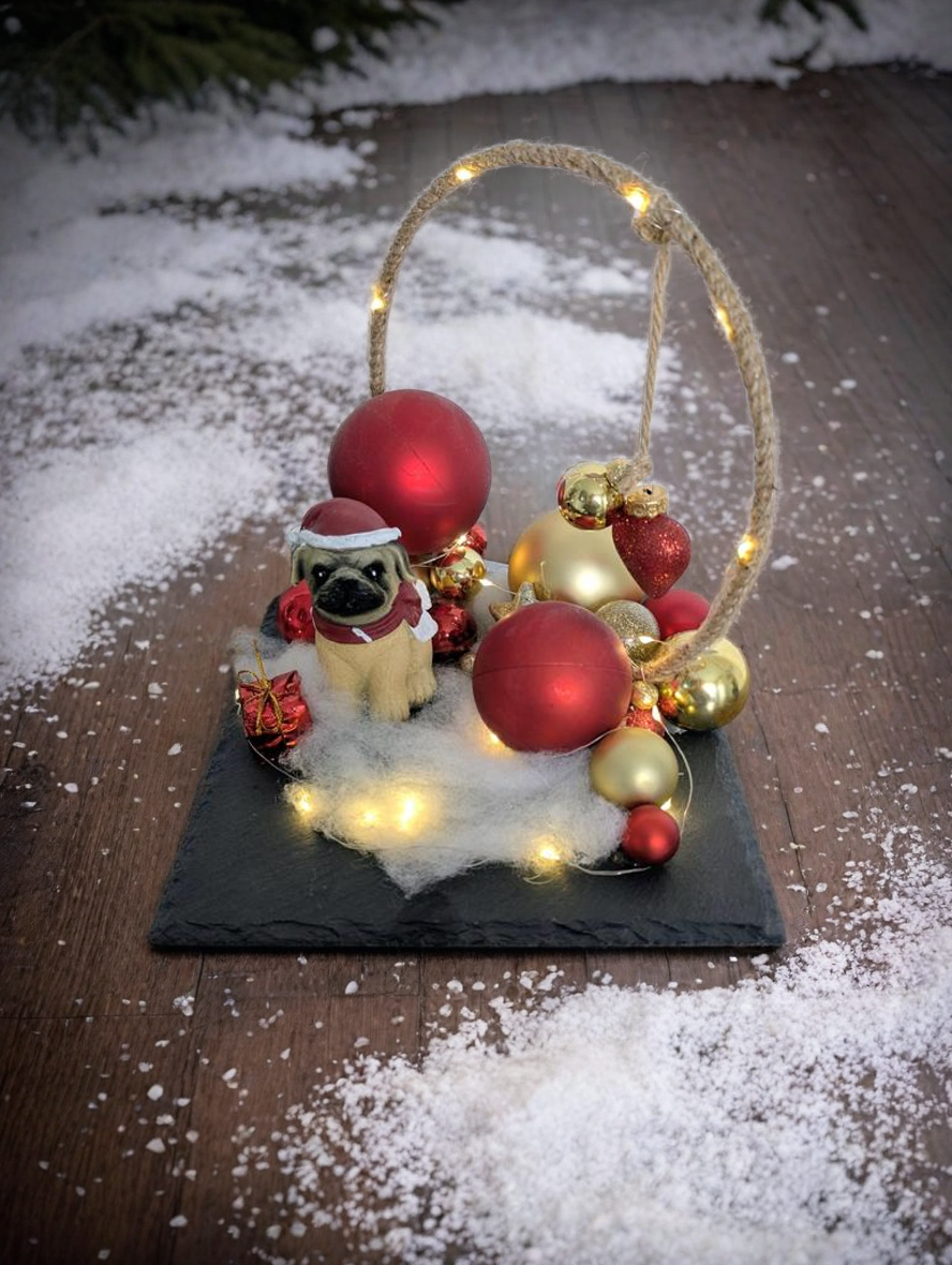 Weihnachtlicher Loop mit einem süßen Hund im klassischen rot, auf Schieferplatte mit Lichterkette