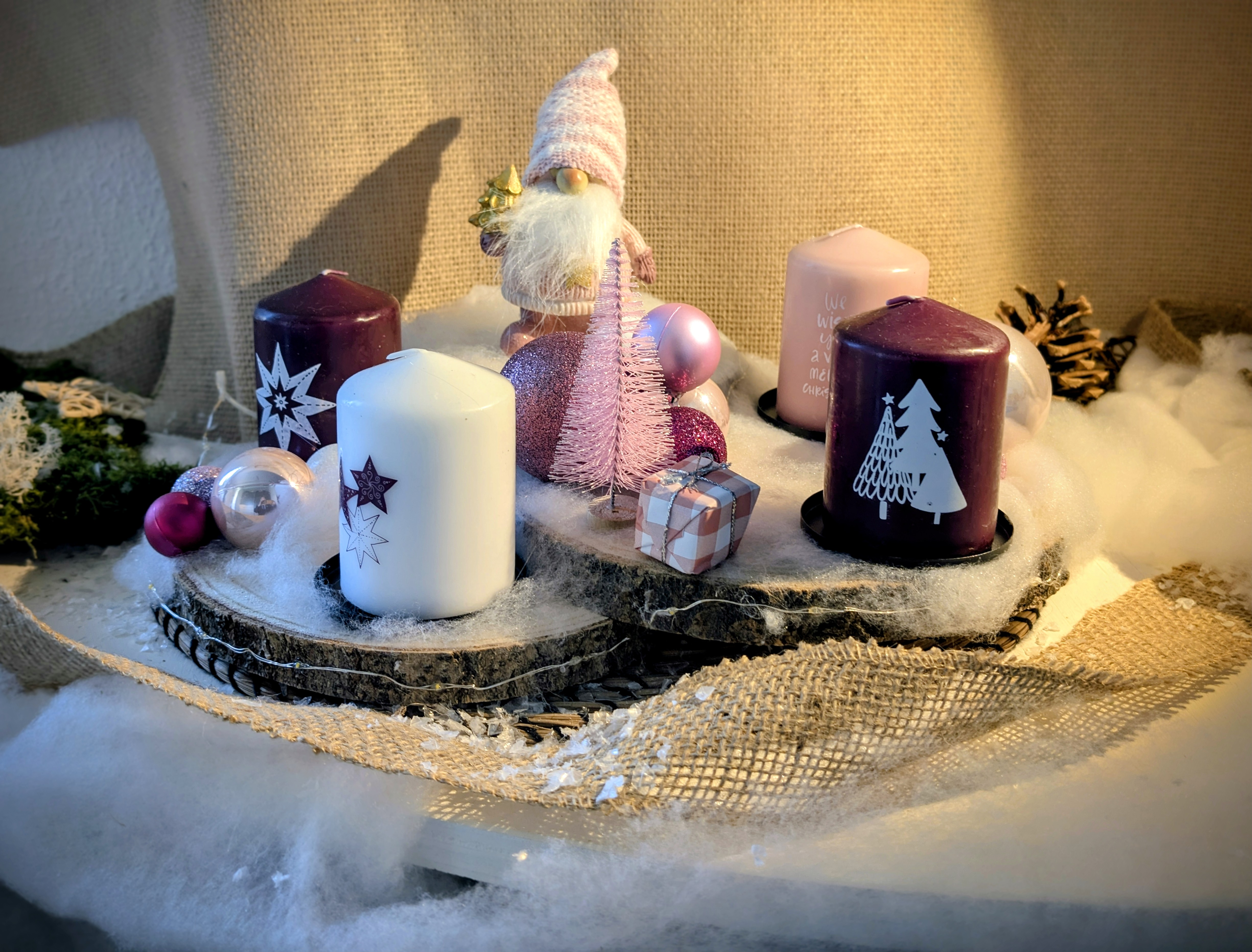 Adventsgesteck auf zwei Baumscheiben 