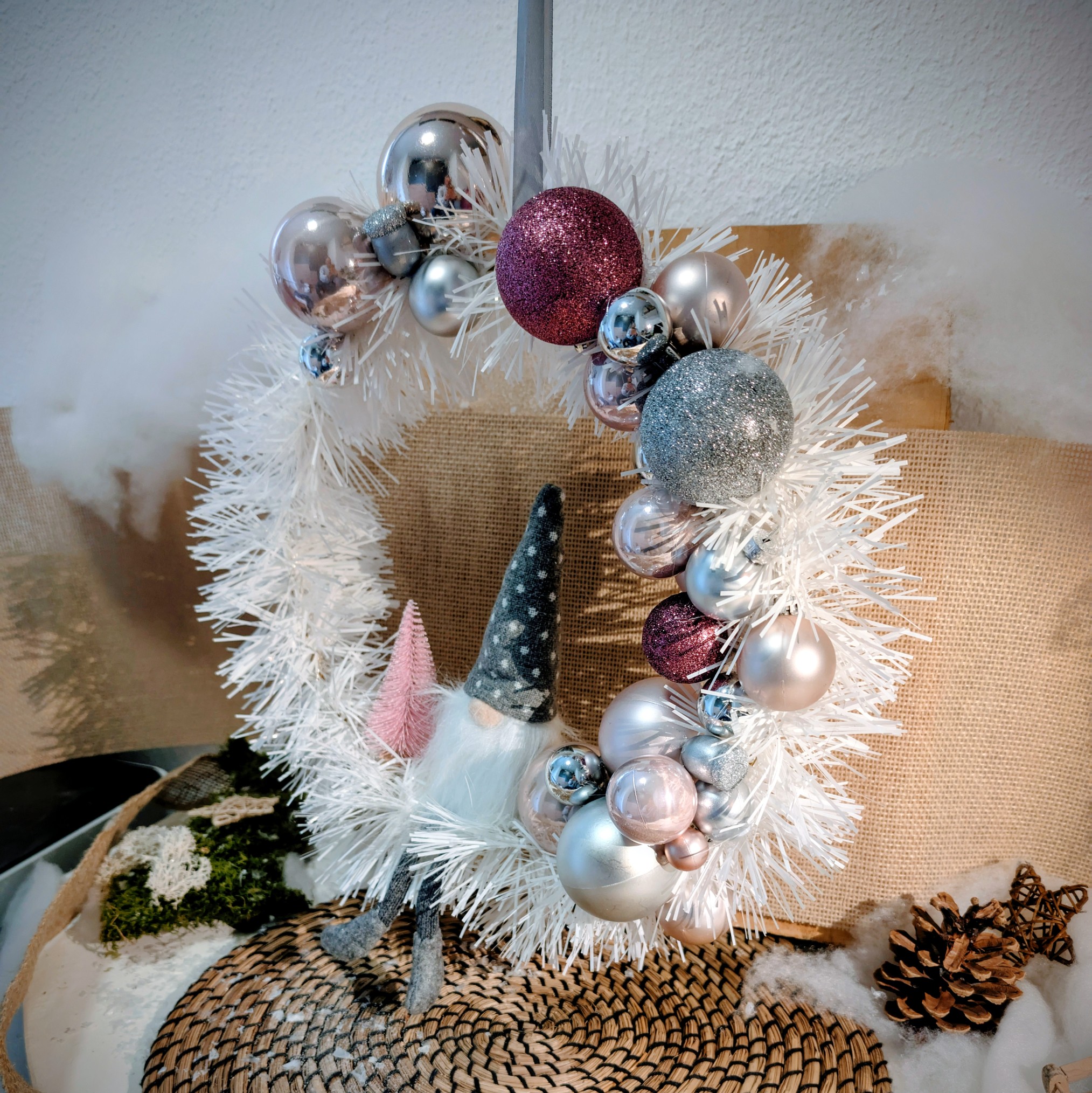 Tür/Wandkranz silber-weiss beleuchtet mit Wichtel