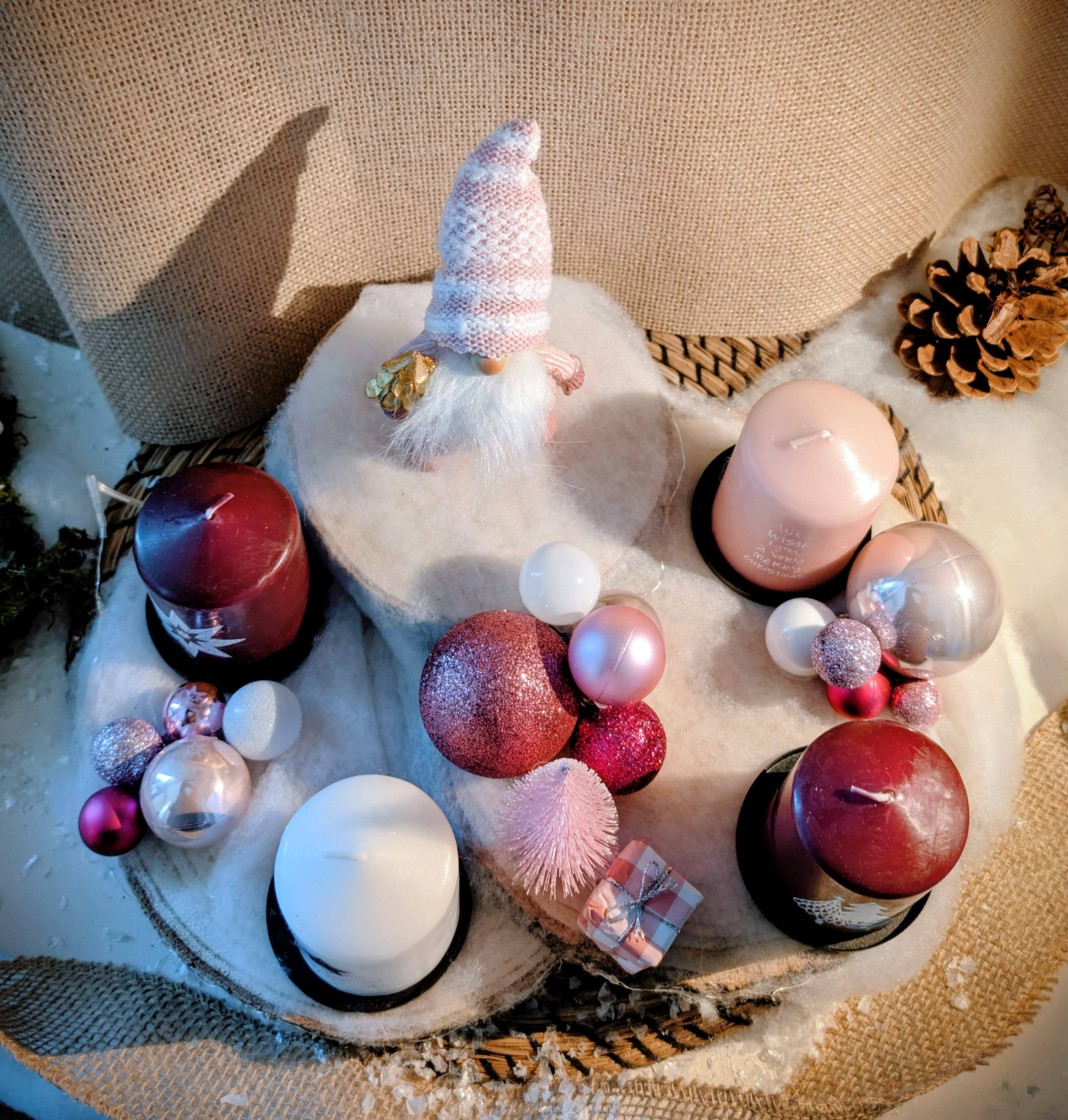 Adventsgesteck auf zwei Baumscheiben 