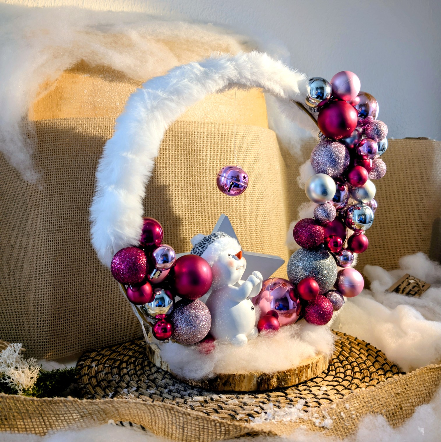 Christmas-Loop stylisch und beleuchtet auf Holzscheibe 