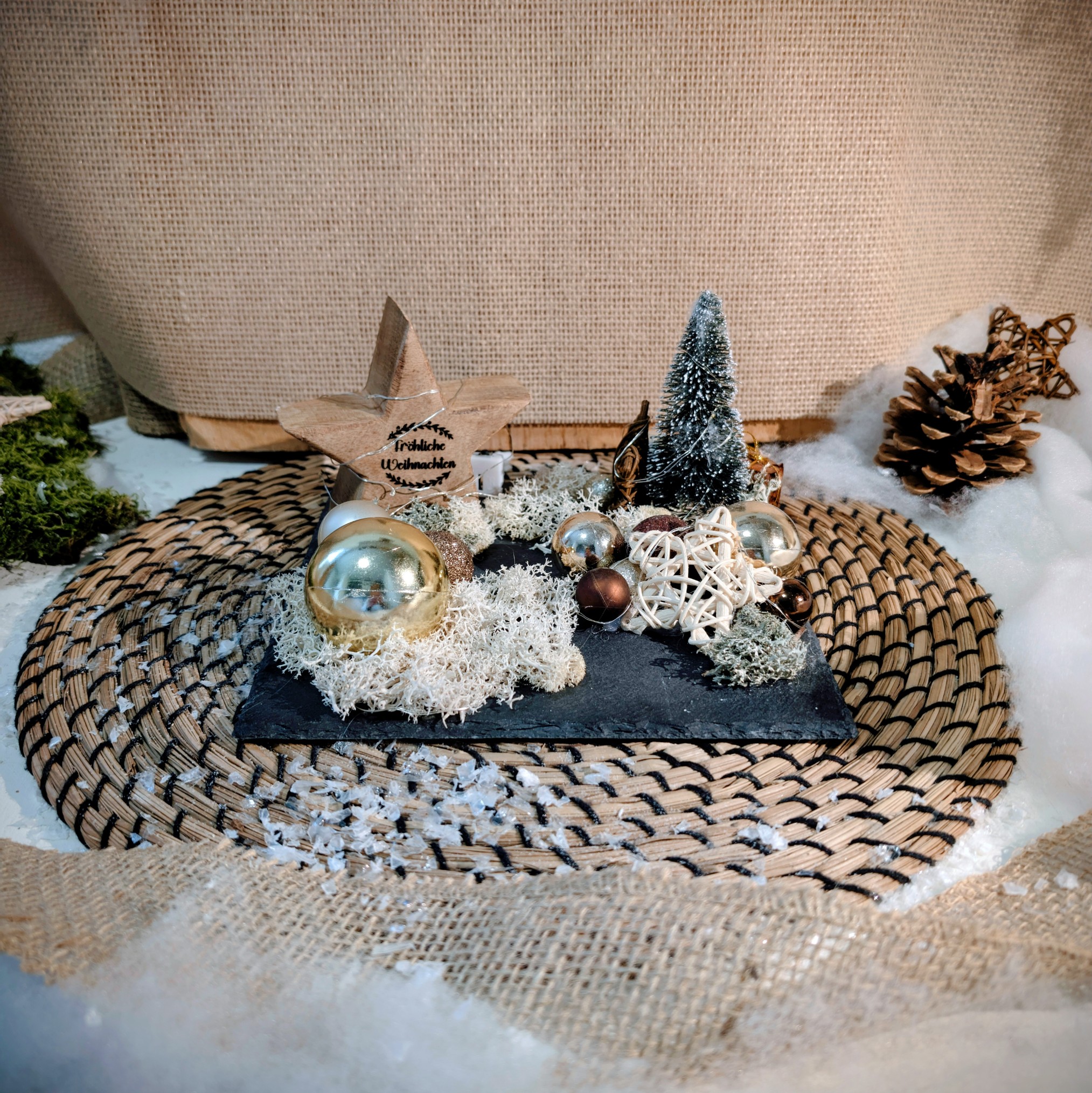 Christmas-Deko auf Schieferplatte mit LED-Lichterkette