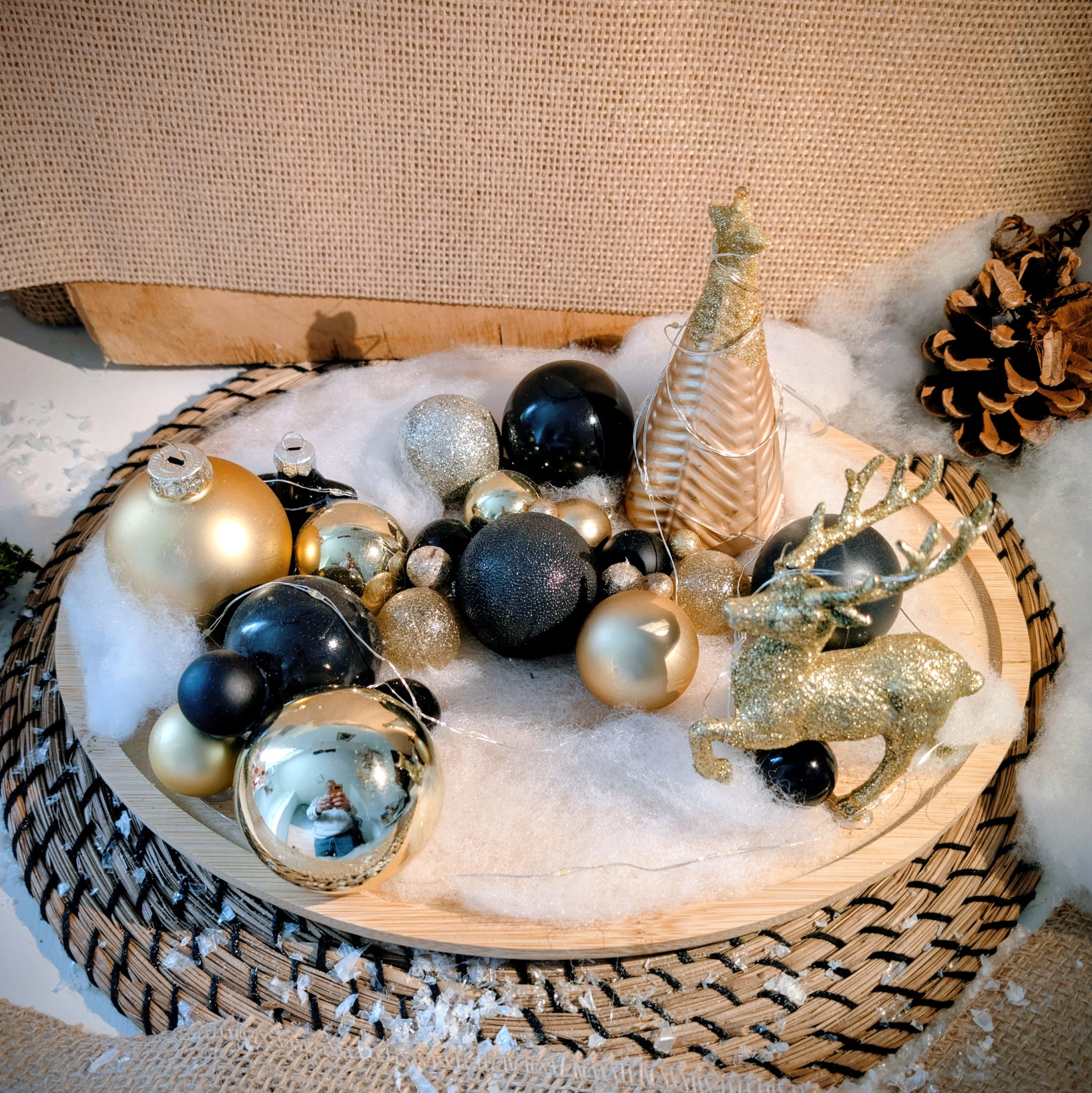 Christmas Deko im zeitlosen gold-schwarz auf einem ovalen Holztablett