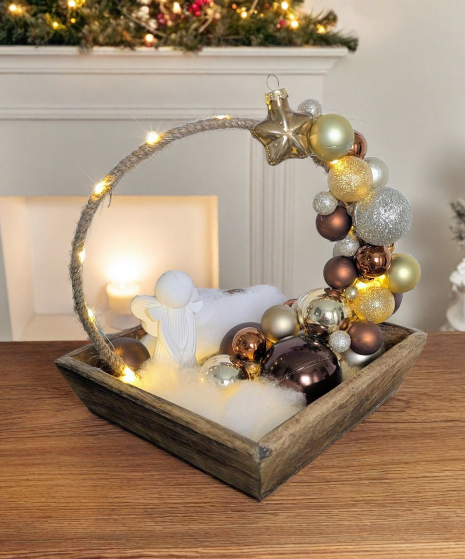 Weihnachtlicher Loop mit einem Engel auf einer Holzschale