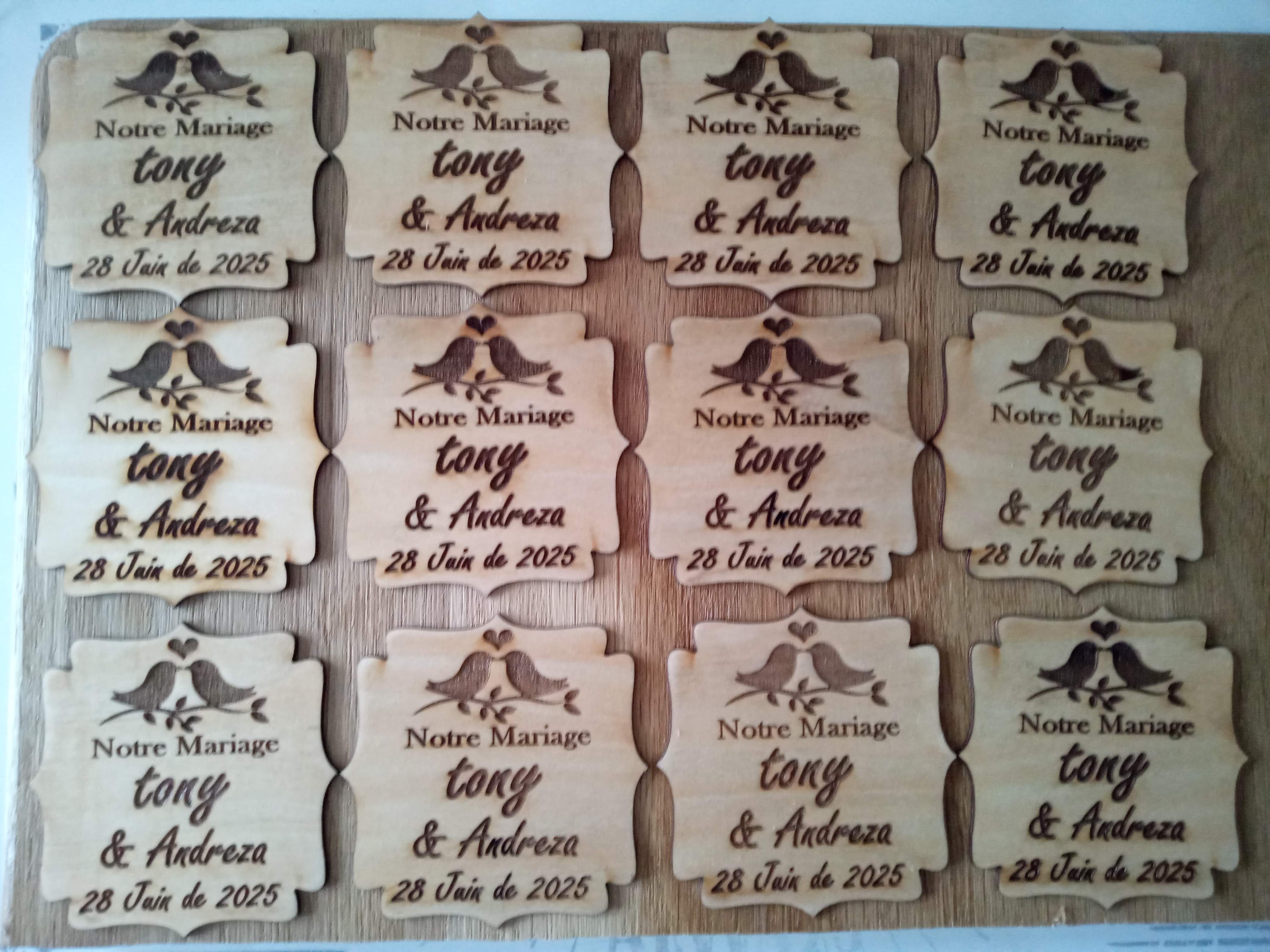 Aimants de mariage personnalisés gravés en bois