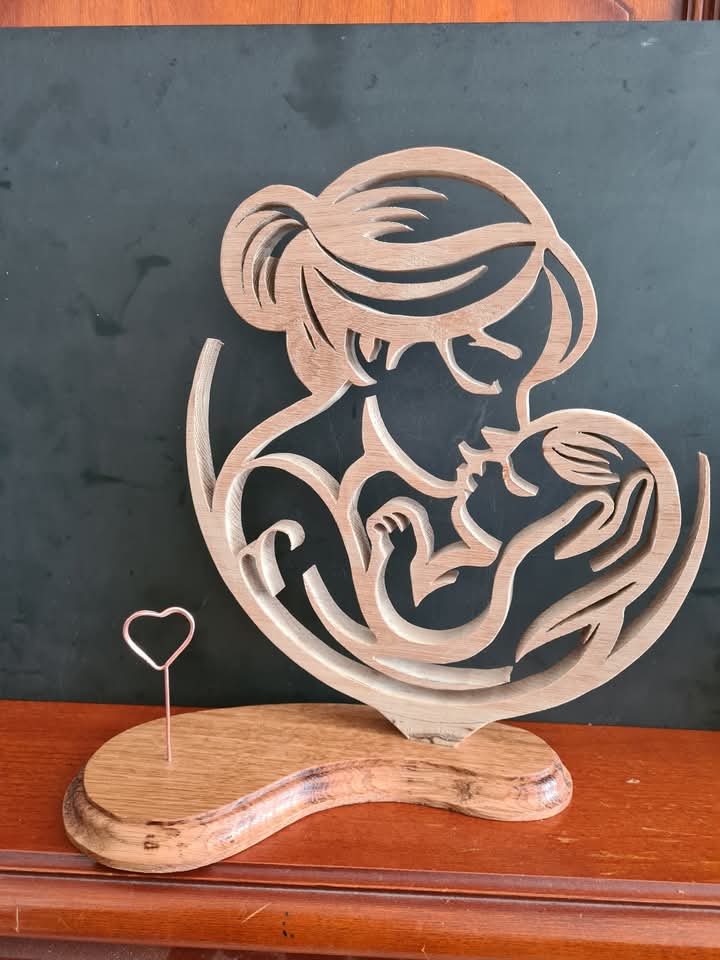 sculpture en bois de la mère et de Lenfant 