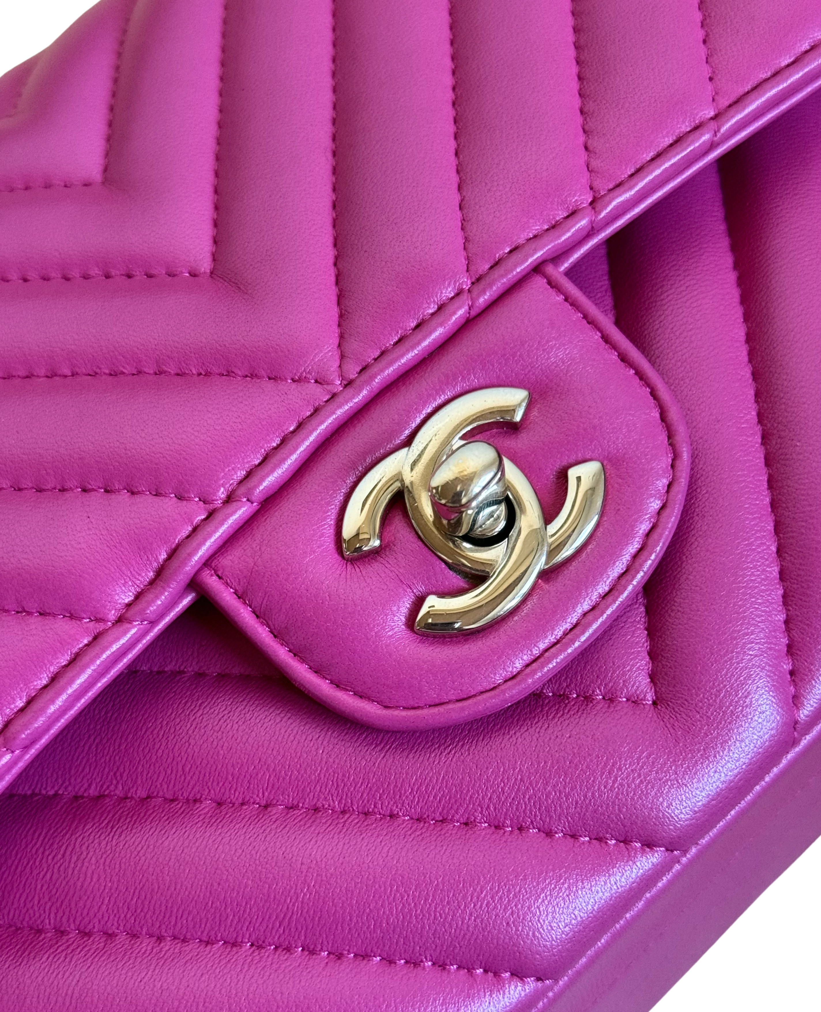 CHANEL - SAC A MAIN CLASSIQUE DOUBLE FLAP CHEVRON