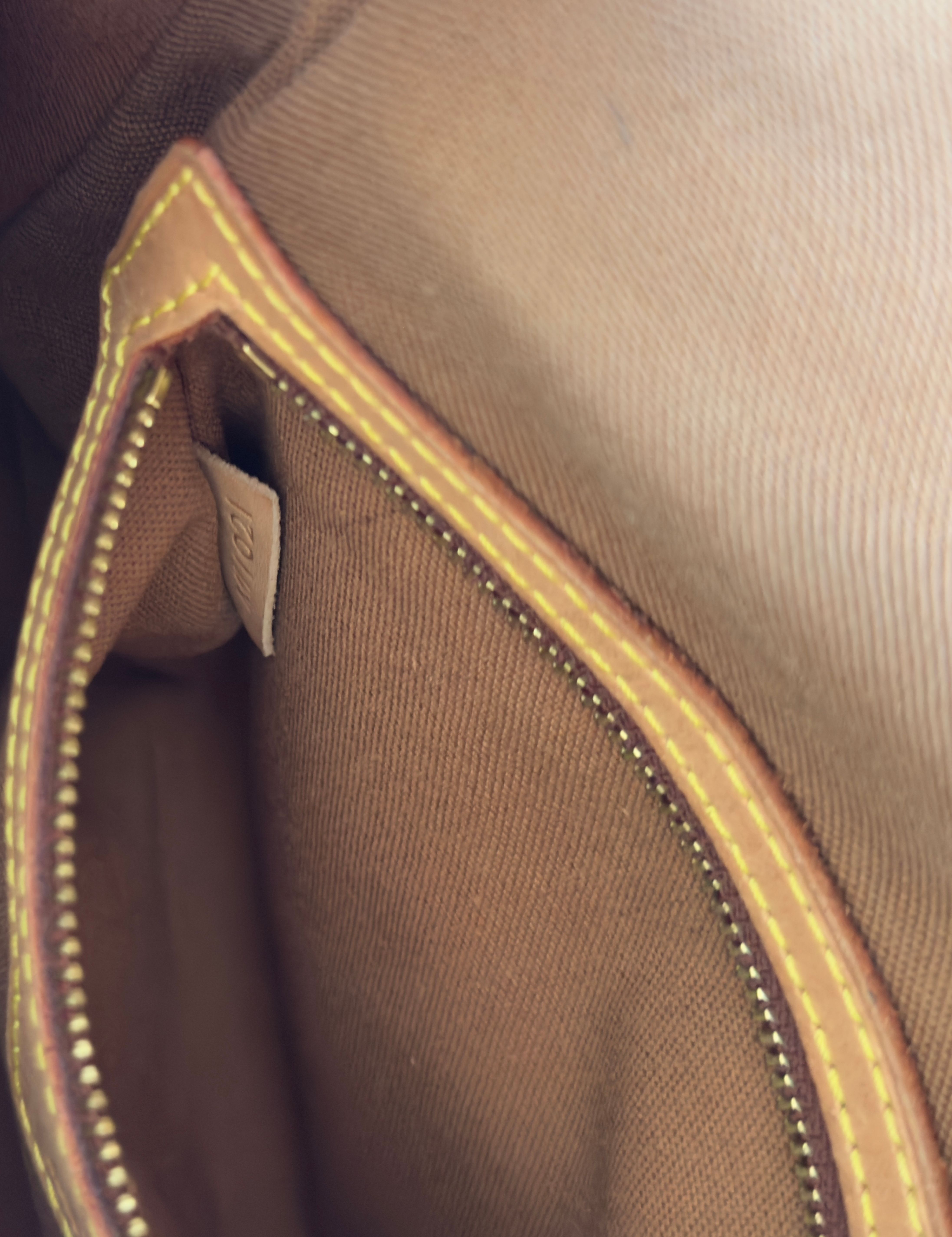 LOUIS VUITTON - LOOPING MONOGRAM