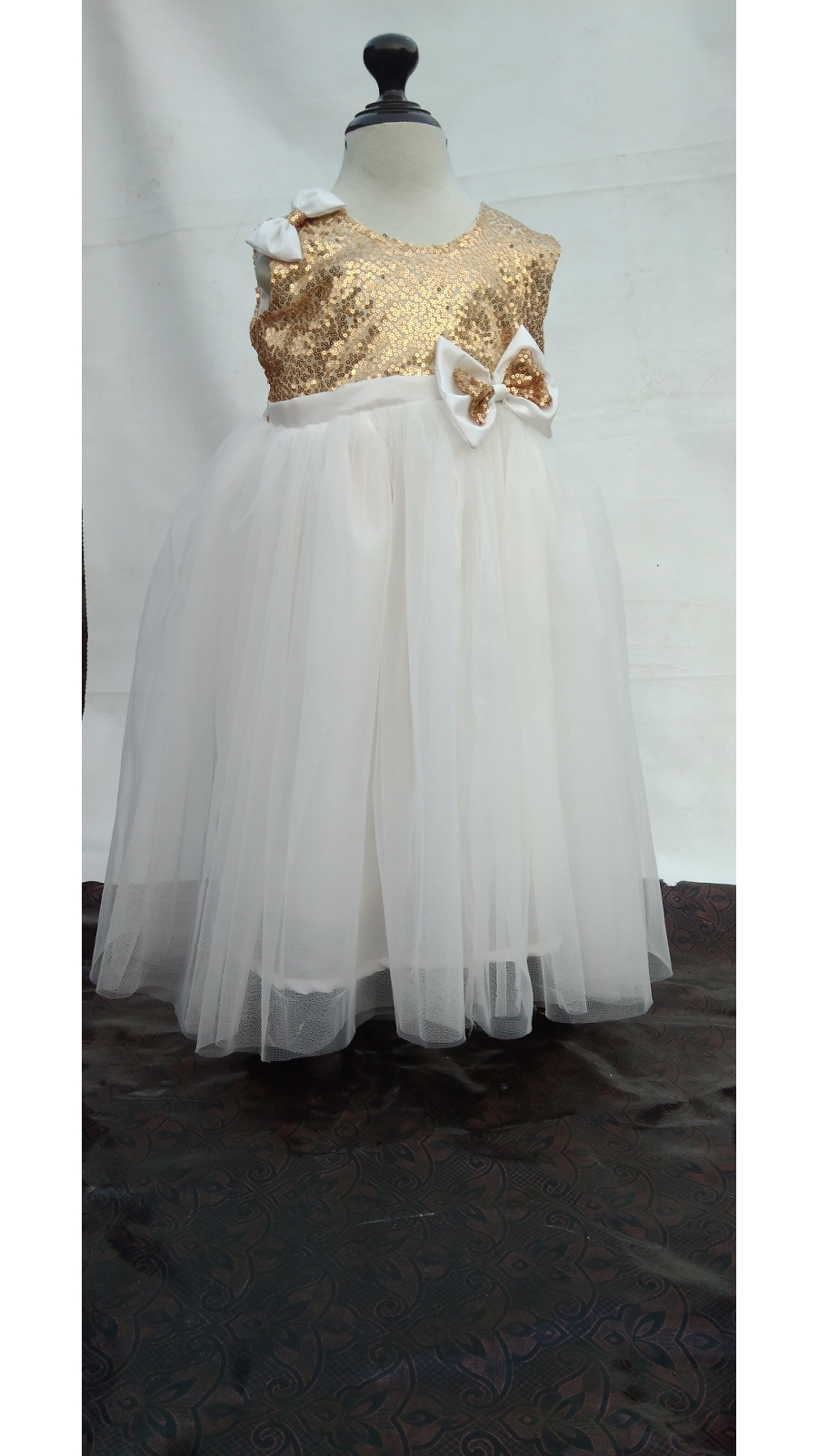 Golden Glamour: A Stunning Dress for Kids, Fit for a Princess with a Sparkling Sequin Bodice and a Cloud-Like Tulle Skirt, Perfect for Making Magical Memories.