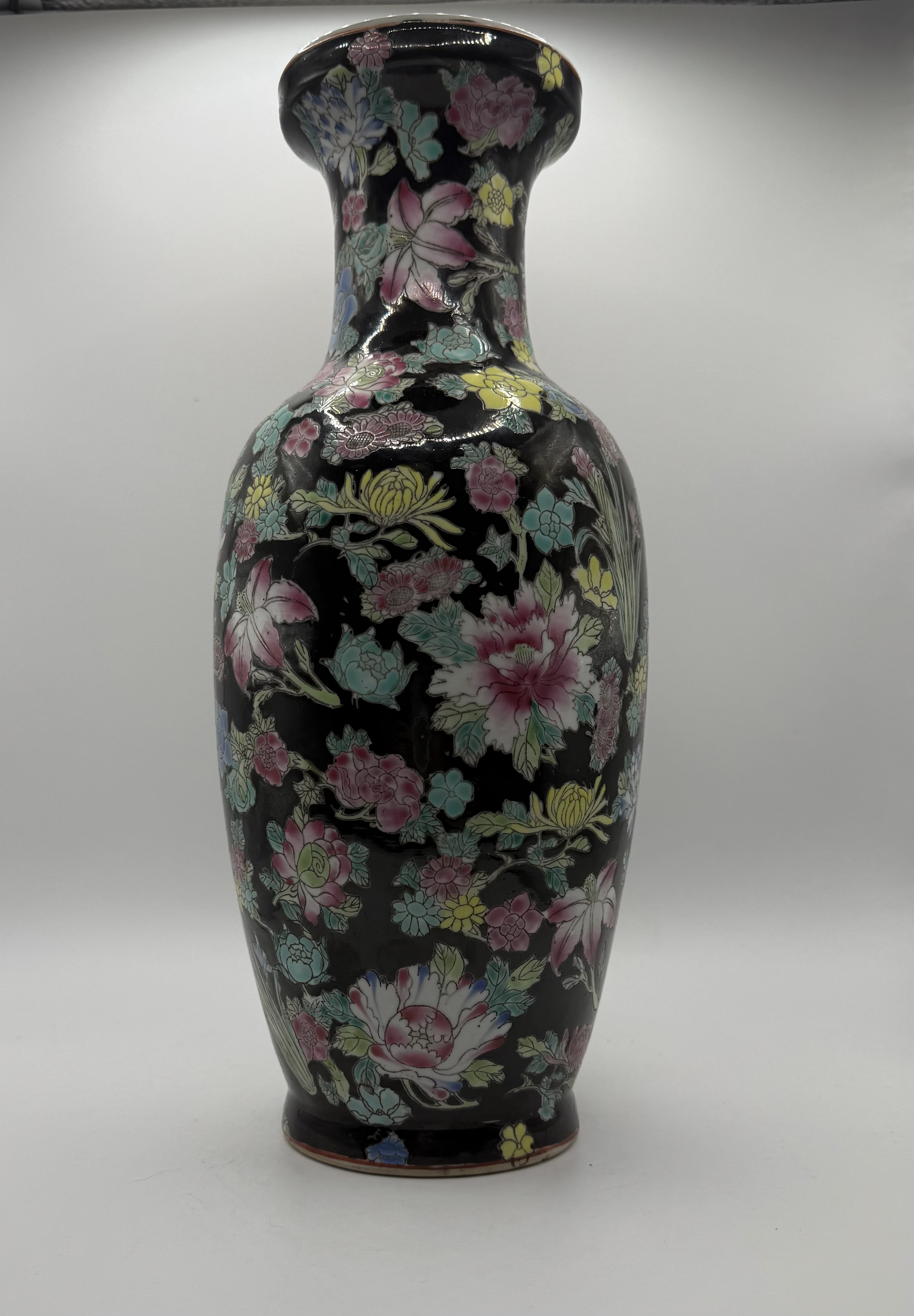 CHINESE PORCELAIN 31 CM HIGH BLACK VASE WITH PAINTED FLOWERS