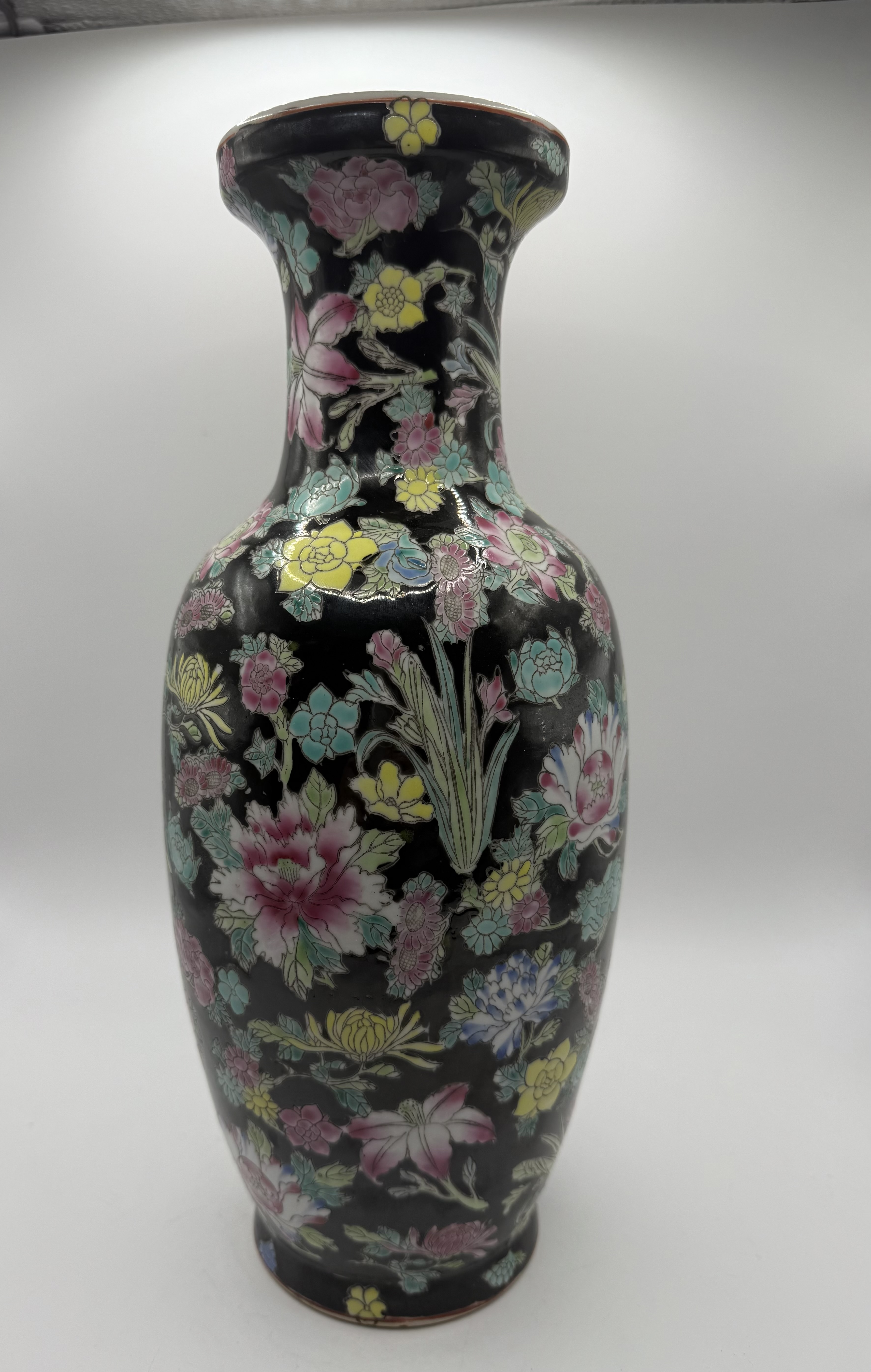 CHINESE PORCELAIN 31 CM HIGH BLACK VASE WITH PAINTED FLOWERS