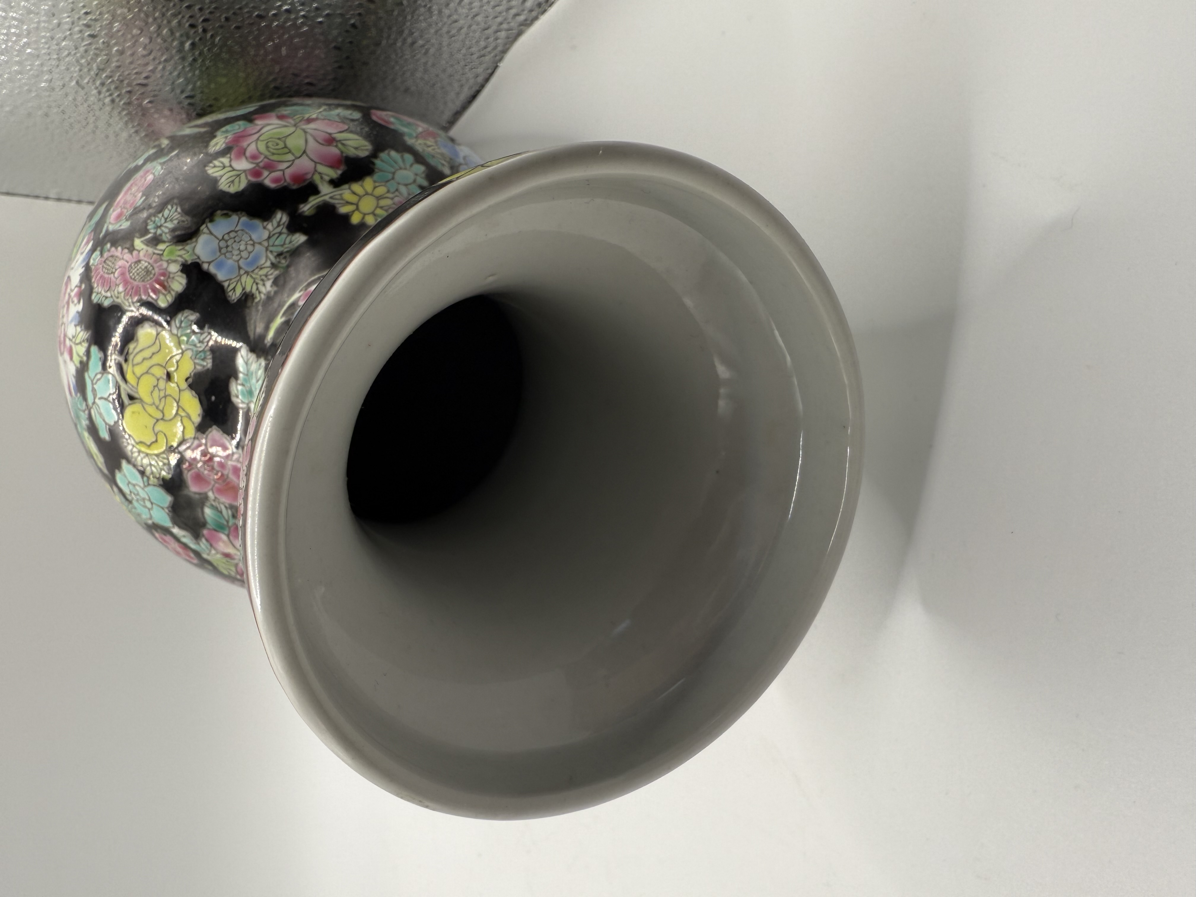 CHINESE PORCELAIN 31 CM HIGH BLACK VASE WITH PAINTED FLOWERS