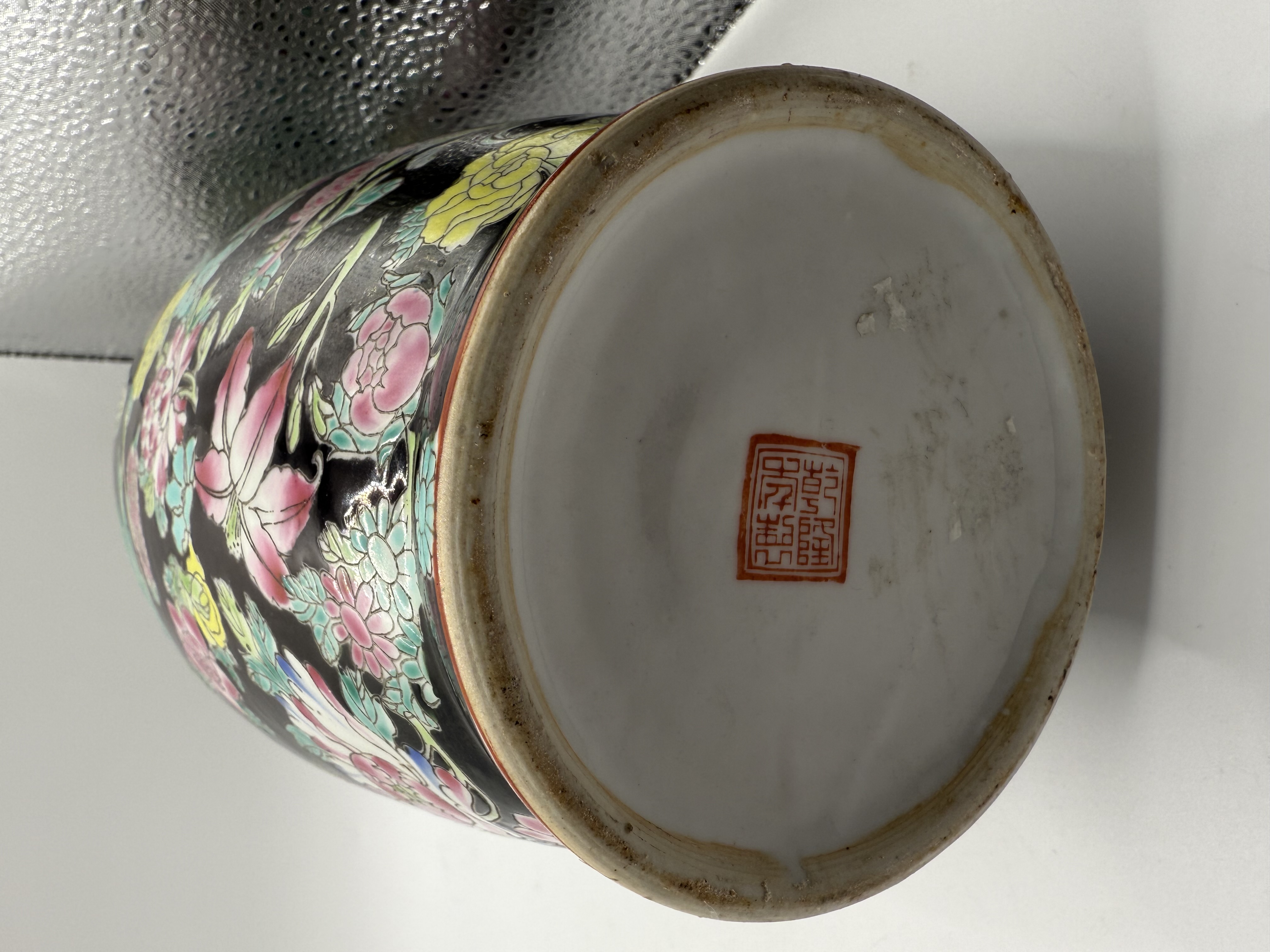 CHINESE PORCELAIN 31 CM HIGH BLACK VASE WITH PAINTED FLOWERS