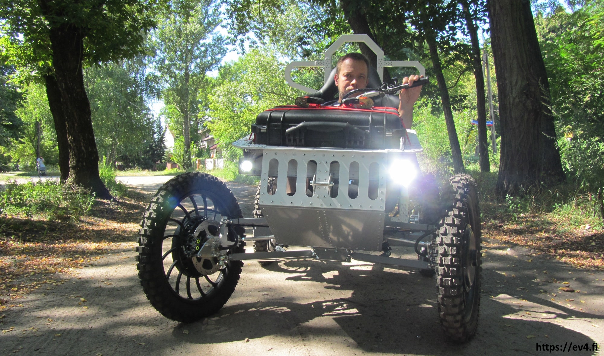EV4  Mountain Cart 4x4 Drive: 4x 2500 W motors (Direct Drive) Battery: Li-Ion 48 V, 85 Ah
