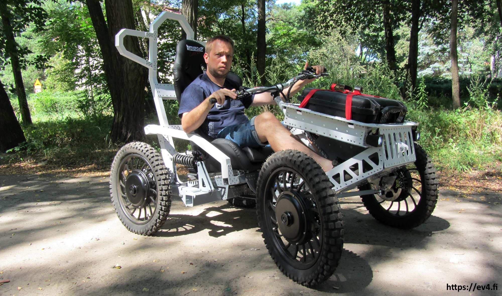 EV4  Mountain Cart 4x4 Drive: 4x 2500 W motors (Direct Drive) Battery: Li-Ion 48 V, 85 Ah
