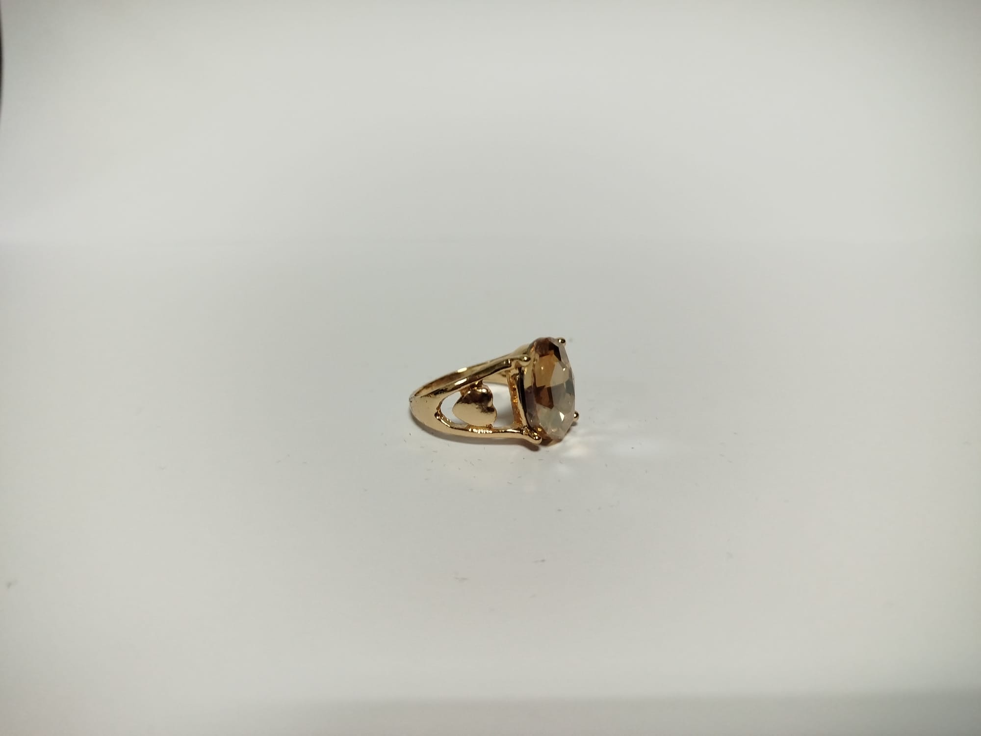 Anillo de oro con gema