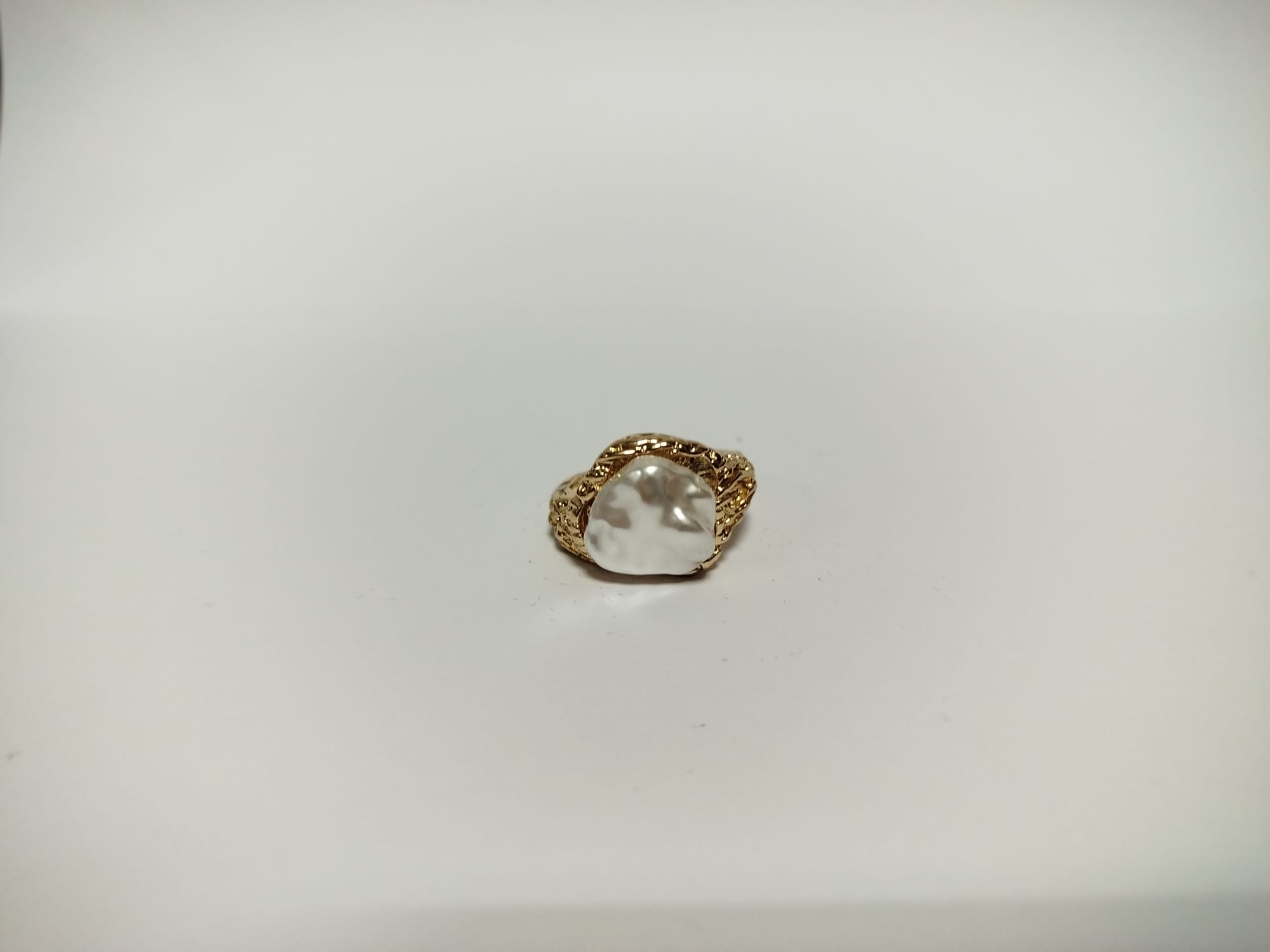 Anillo de oro con piedra transparente