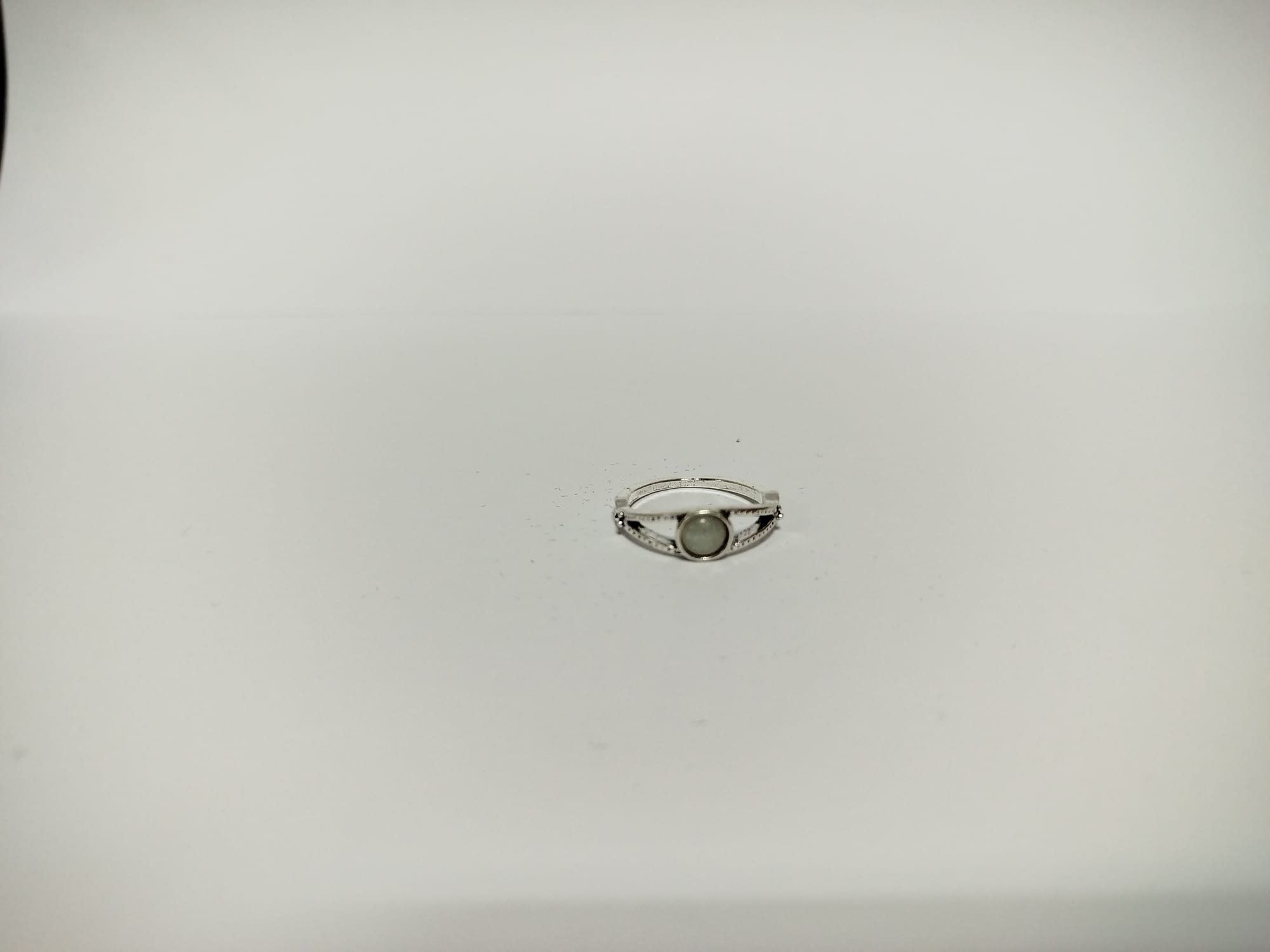 Anillo de plata con piedra incrustada
