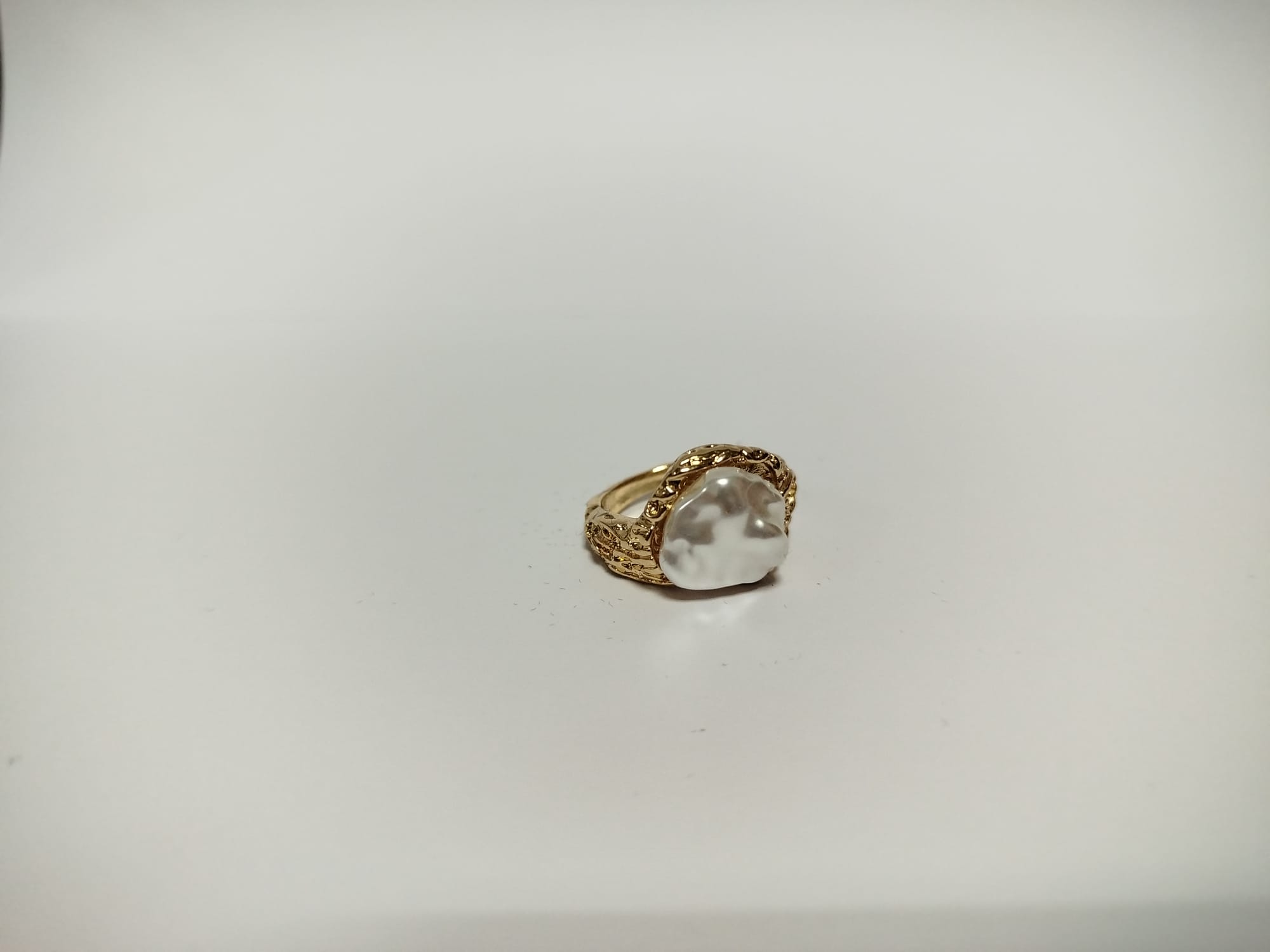 Anillo de oro con piedra transparente