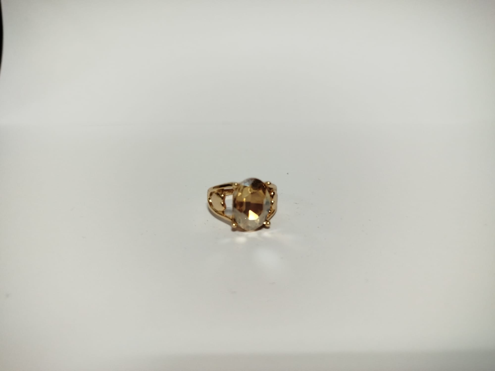 Anillo de oro con gema