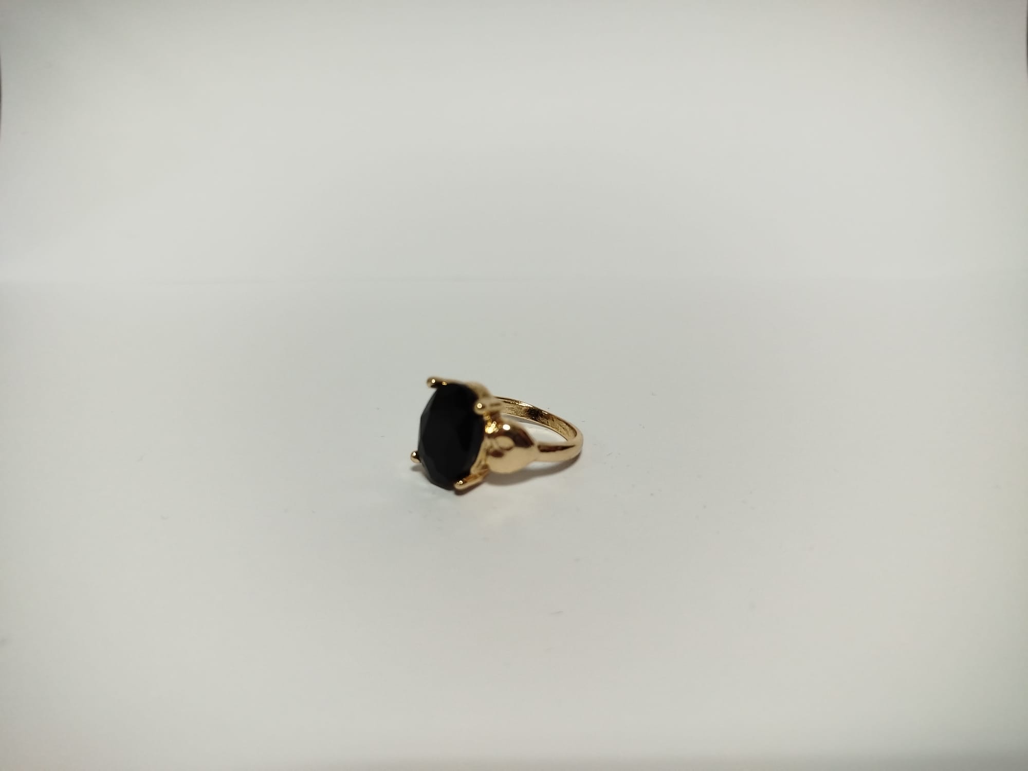 Anillo de oro con piedra negra