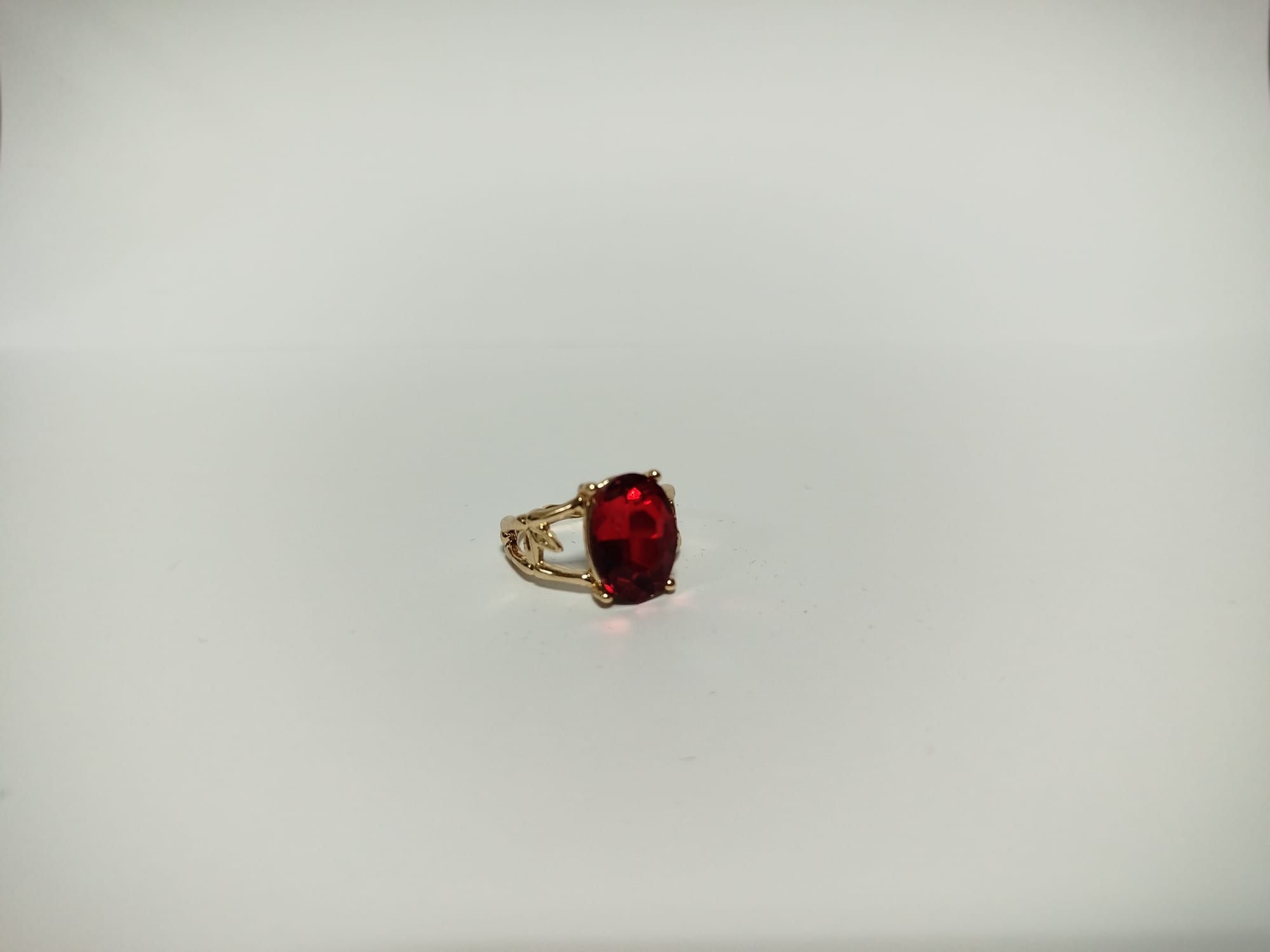 Anillo con piedra roja