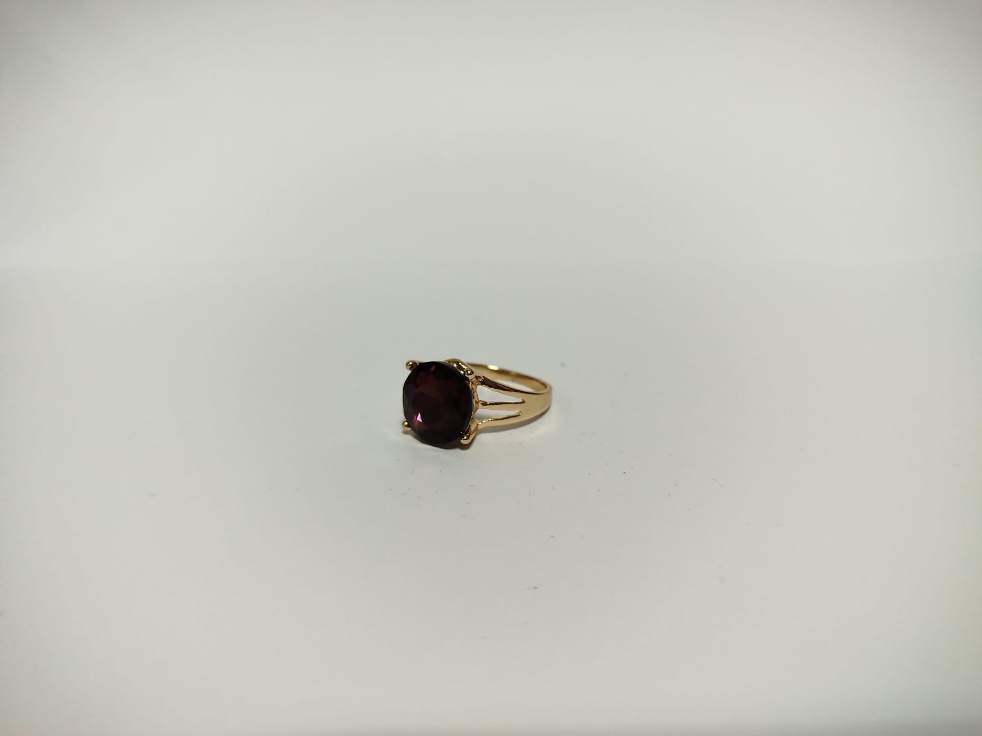 Anillo con piedra preciosa