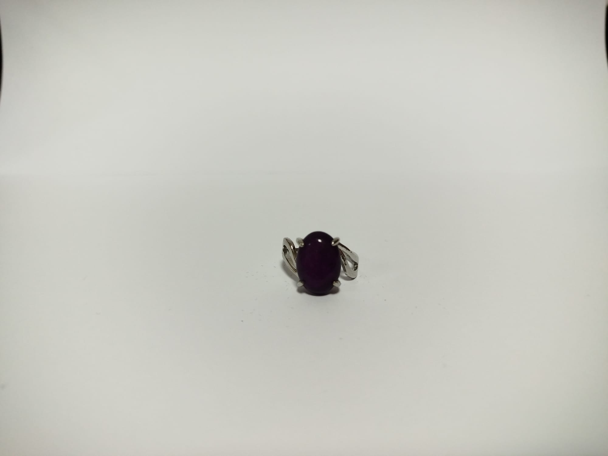 Anillo con piedra morada