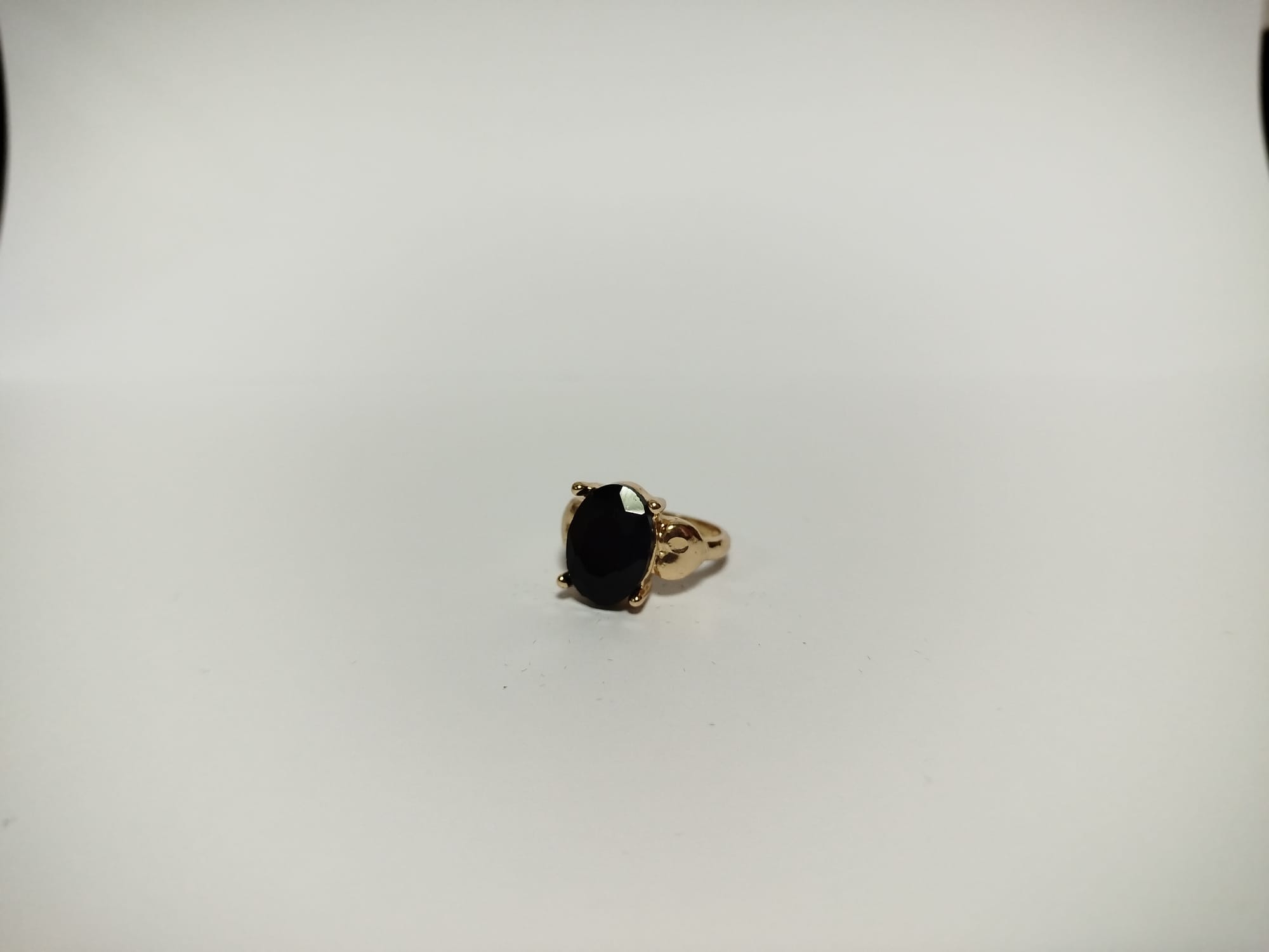 Anillo de oro con piedra negra
