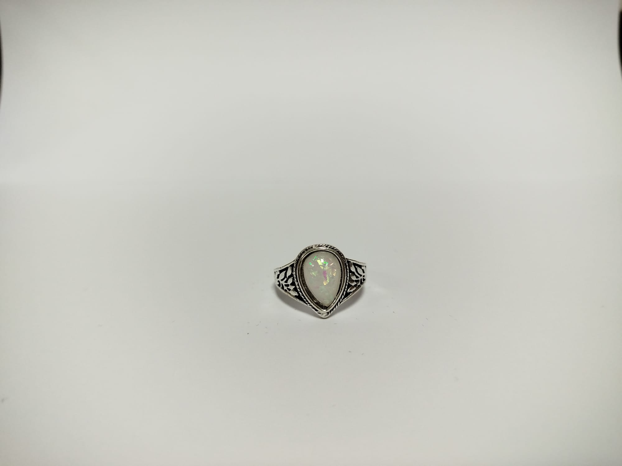 Anillo de plata con piedra blanca