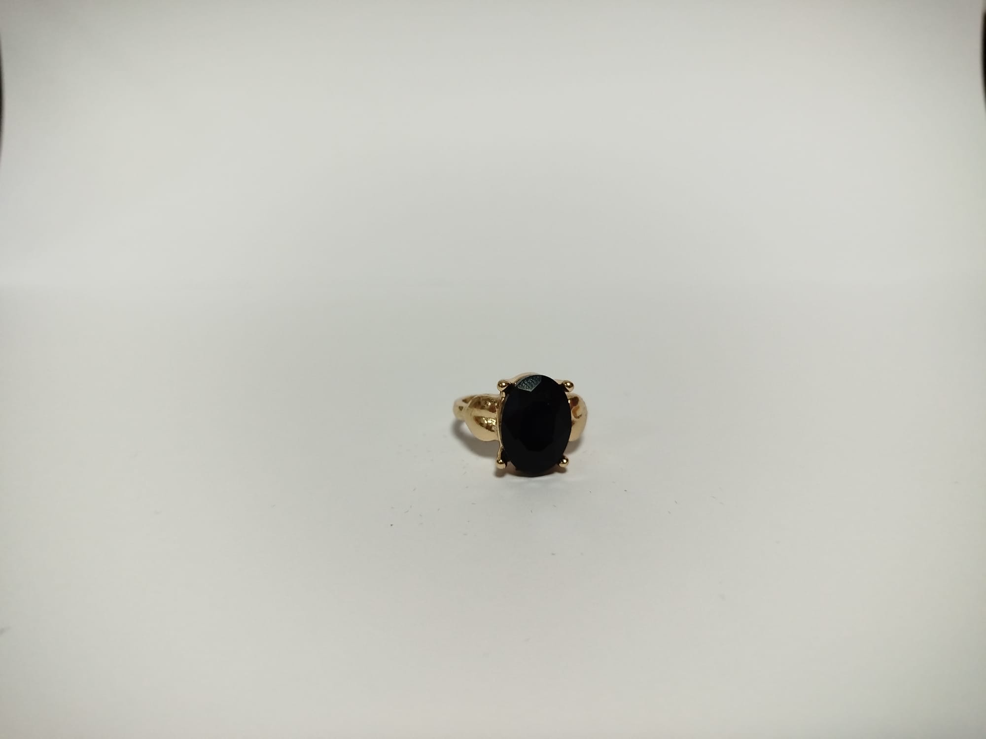 Anillo de oro con piedra negra