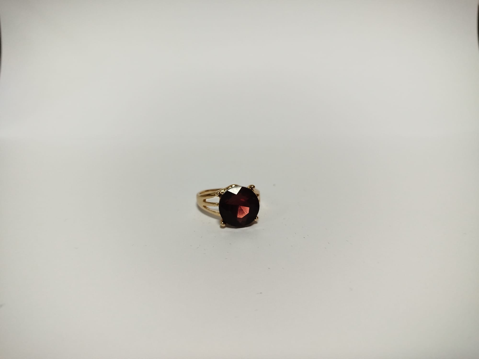 Anillo con piedra preciosa