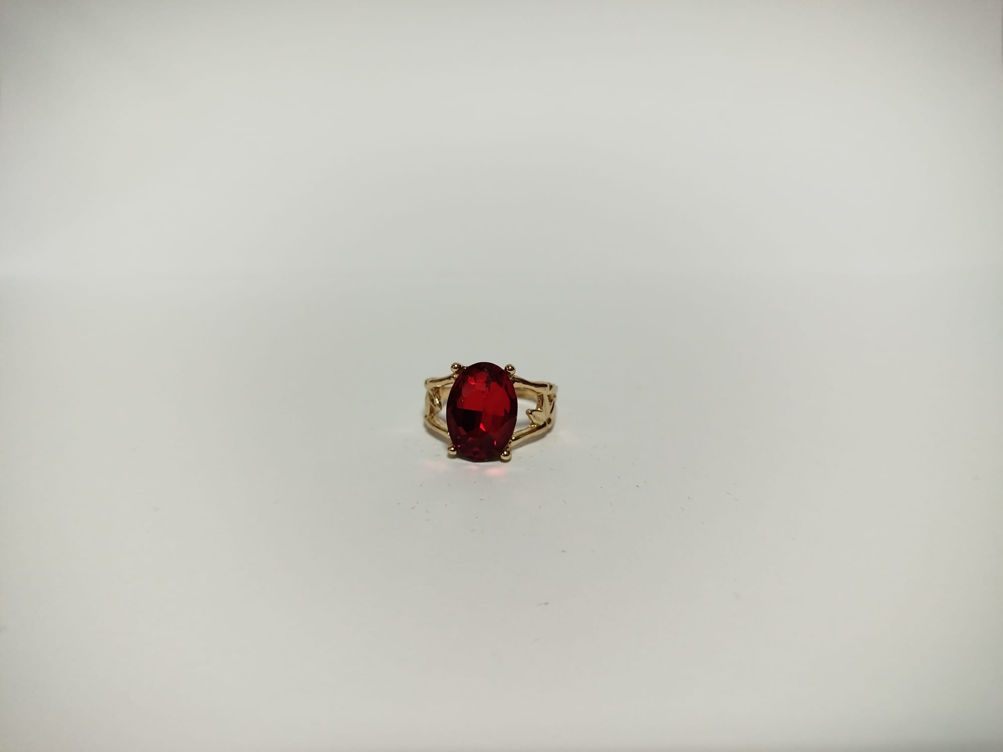 Anillo con piedra roja
