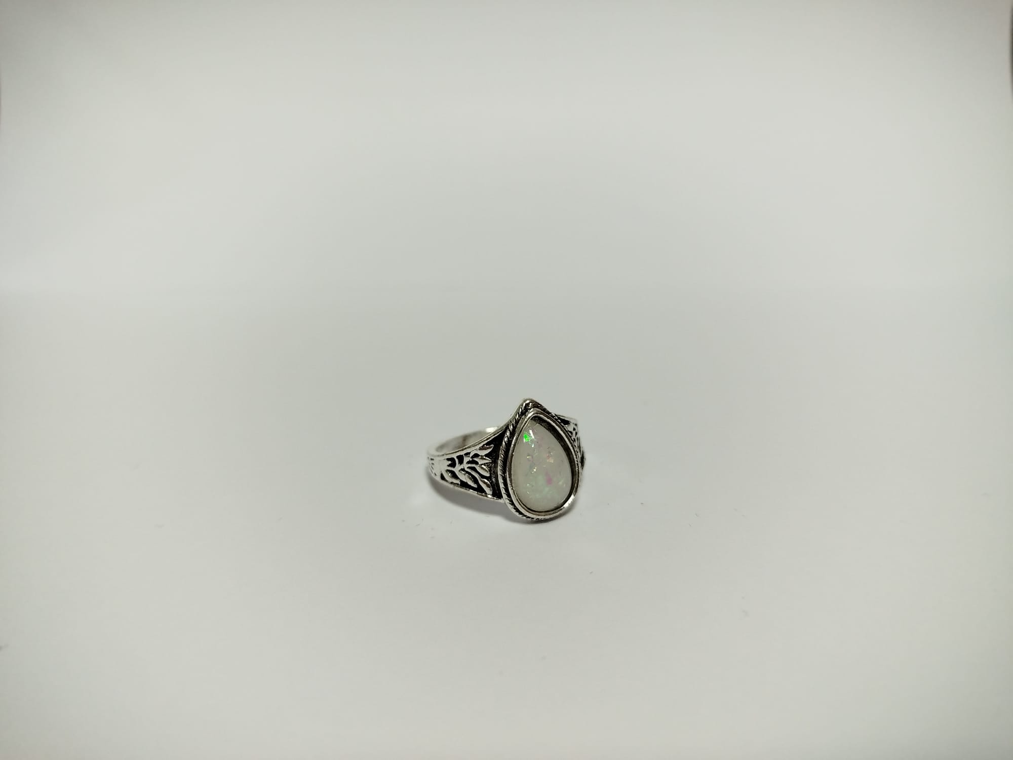 Anillo de plata con piedra blanca