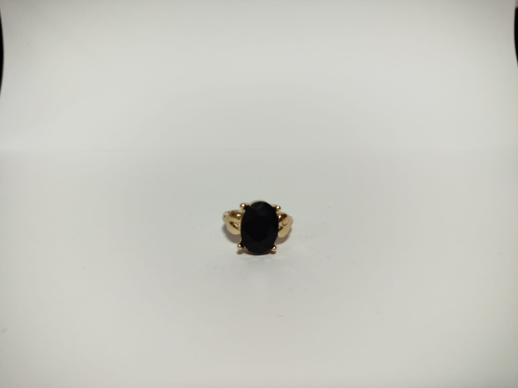 Anillo de oro con piedra negra