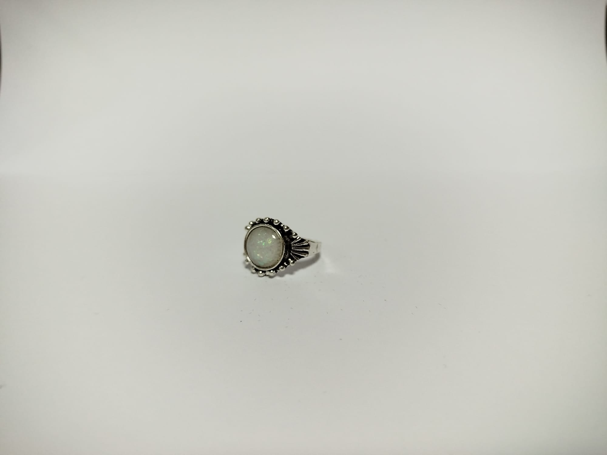 Anillo de plata con ópalo